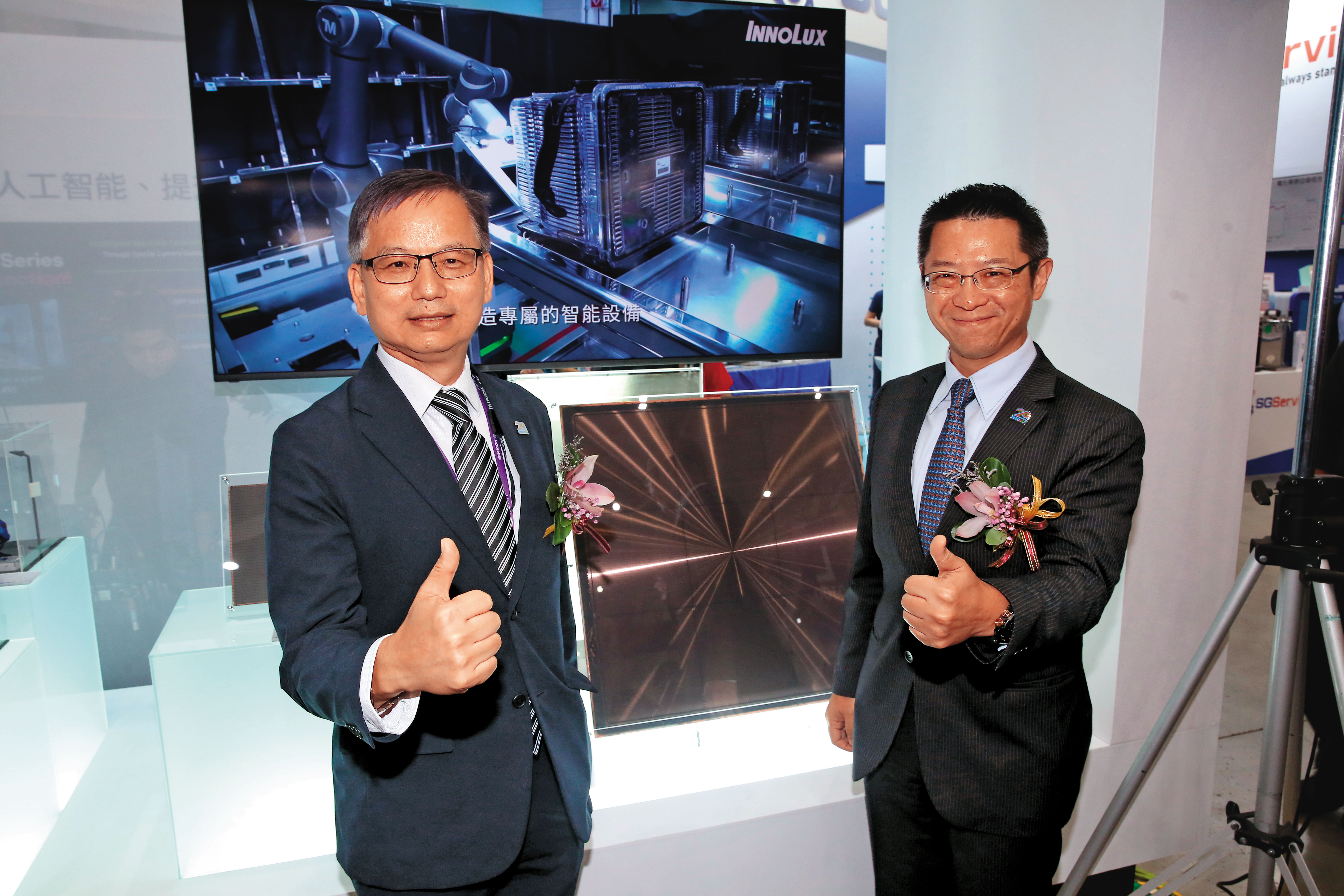 在面板本業獲利不佳，甚至虧損的情況下，群創等業者紛紛投向面板先進封裝，試圖尋找新商機。左為群創總經理楊柱祥，右為群創董事長洪進揚。