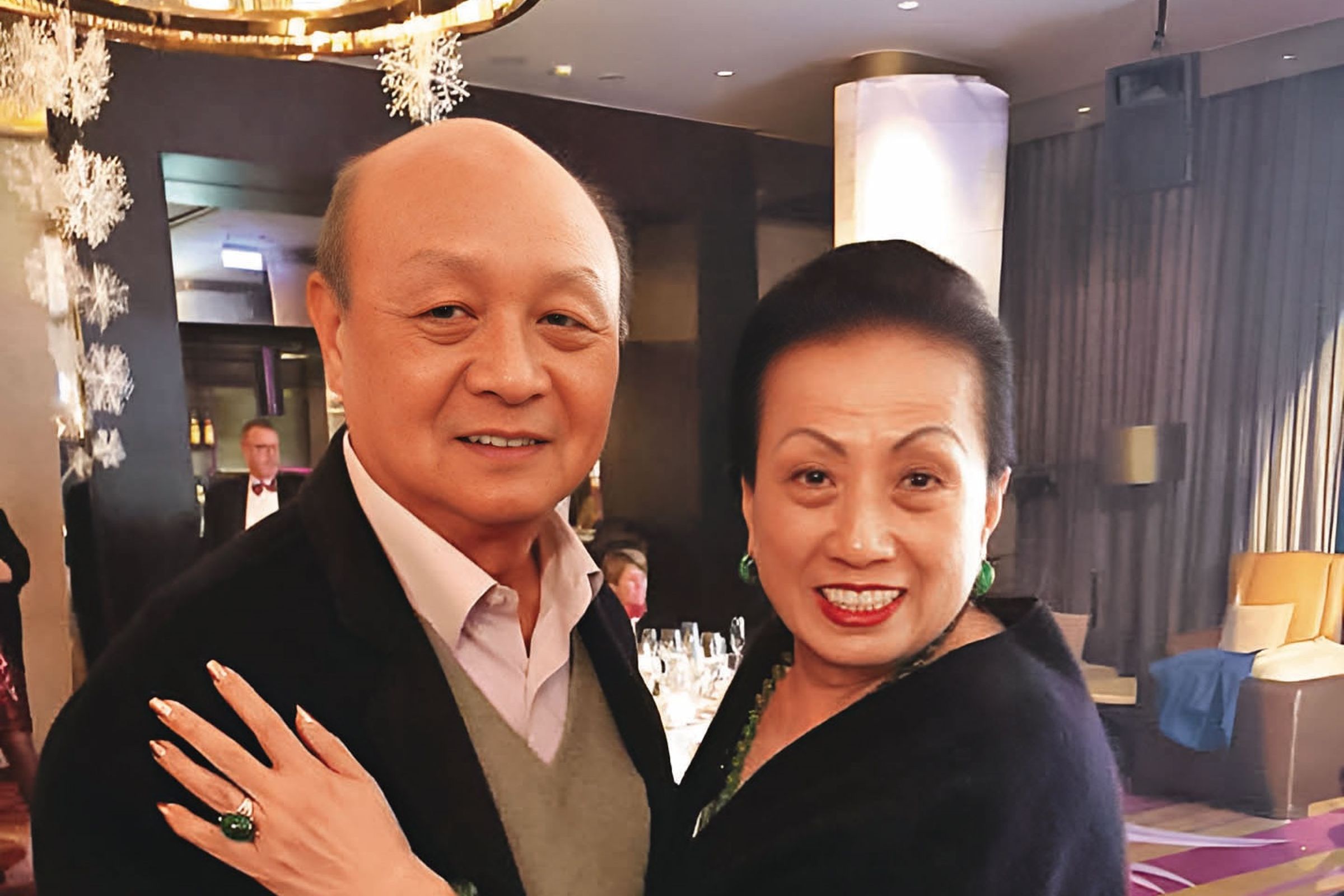 由嚴家淦四子嚴雋泰(左)成立的協會,妻子嚴許婉瑱擔任理事,遭控無償借用台銀2處國定古蹟卻不願遷出,連同嚴家淦故居等於獨占1.3公頃空間。(翻攝嚴雋泰臉書)