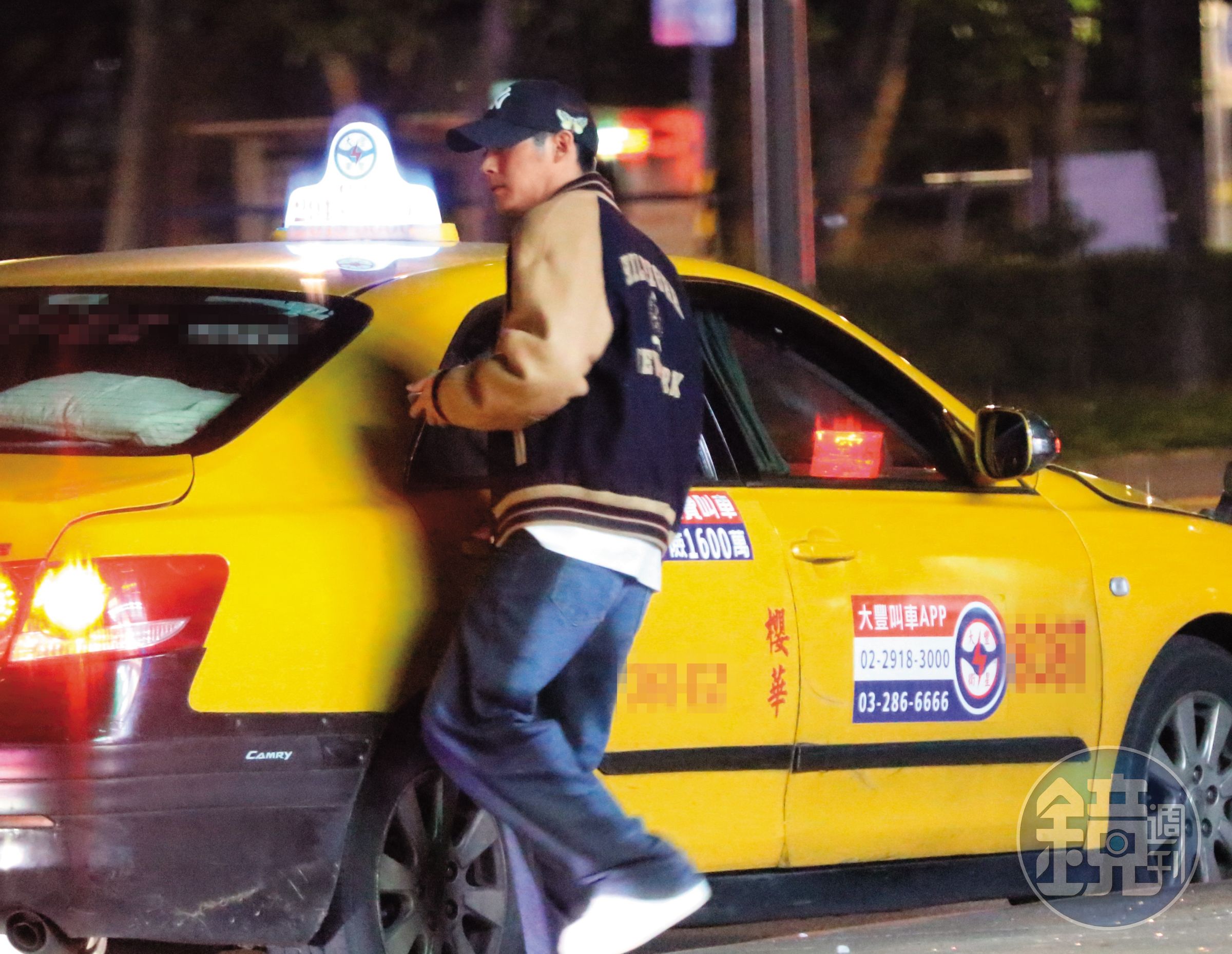 11/29 01:01 返回後發現長髮女未告知就攔車走了,陳奕只好自己搭車回家。