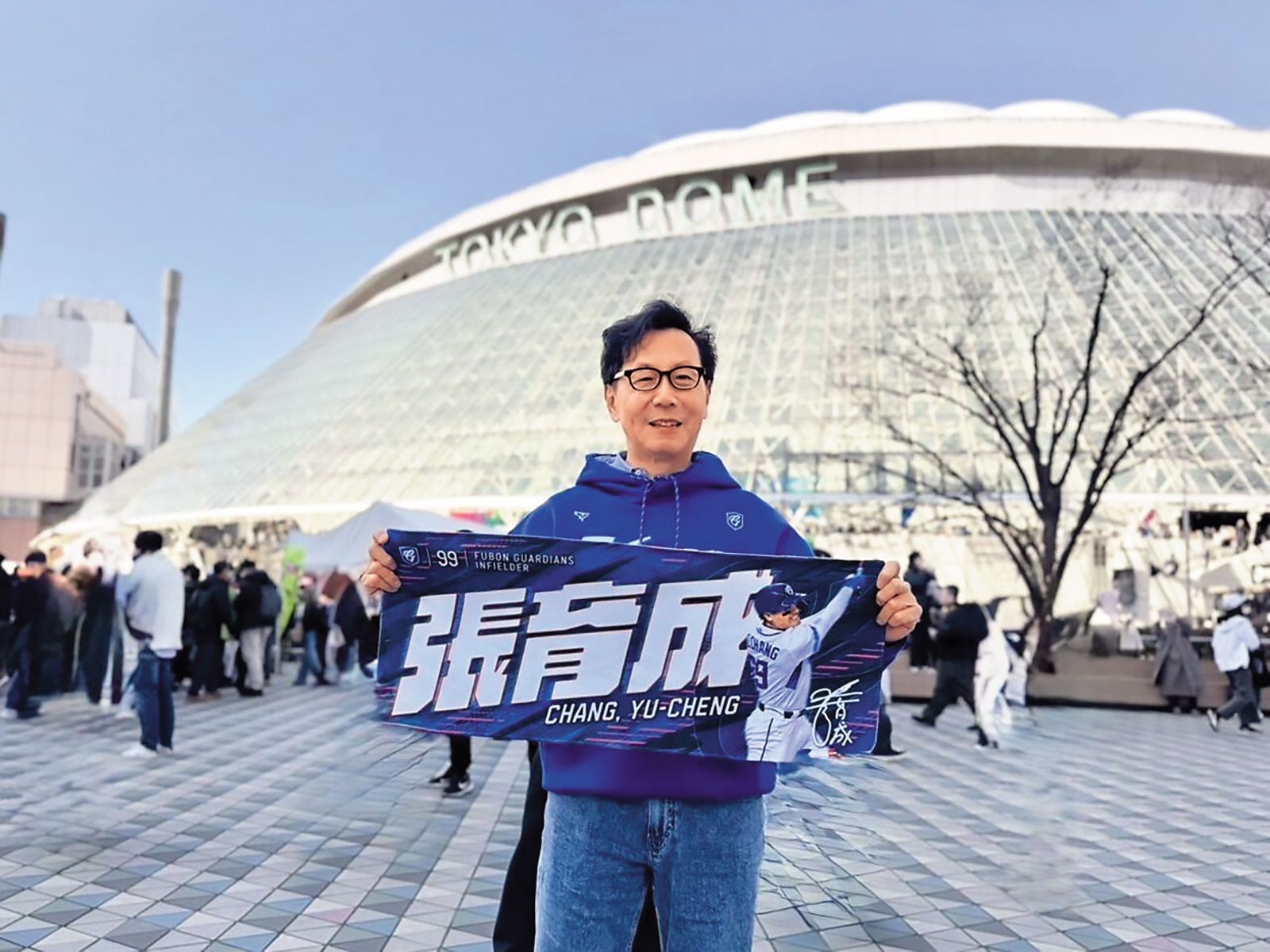 富邦集團董事長蔡明忠也瘋棒球，日前親自前往東京大巨蛋觀賽。（富邦悍將提供）