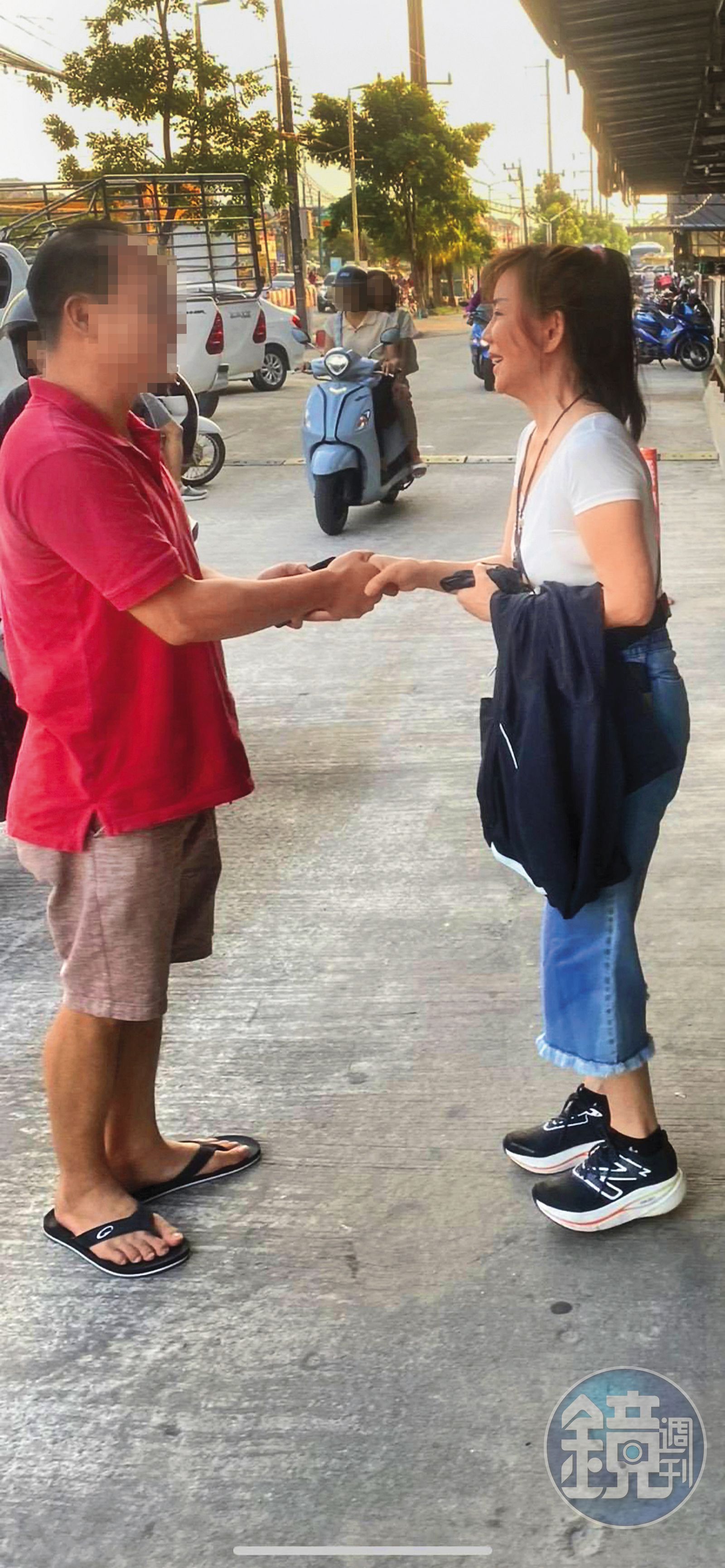 狄鶯(右)去年趕去泰國救出被警方逮捕的孫安佐,向幫忙的友人致謝。(讀者提供)