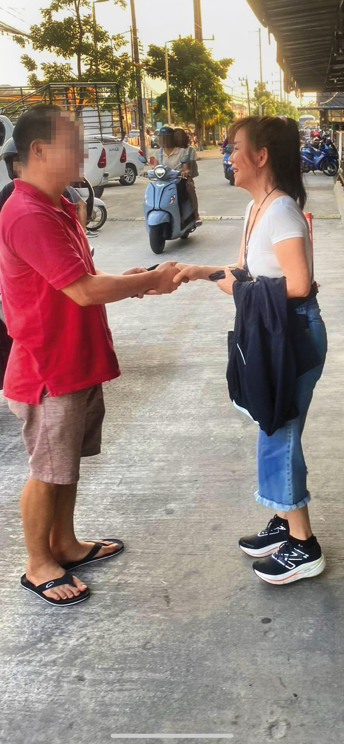 狄鶯（右）去年趕去泰國救出被警方逮捕的孫安佐，向幫忙的友人致謝。（讀者提供）