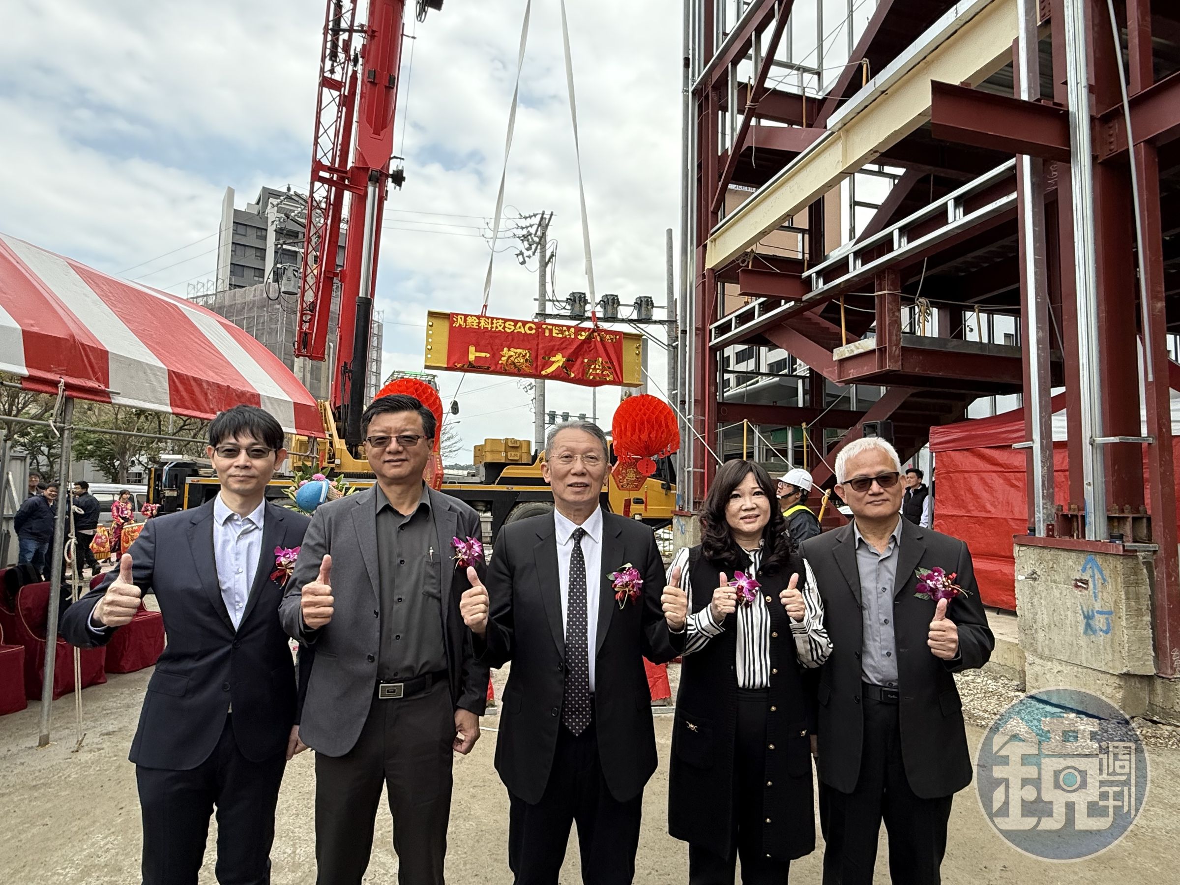 汎銓為了協助客戶埃米技術研發建立新廠，預計於今年8月正式啟動營運；左三為汎銓董事長柳紀綸。