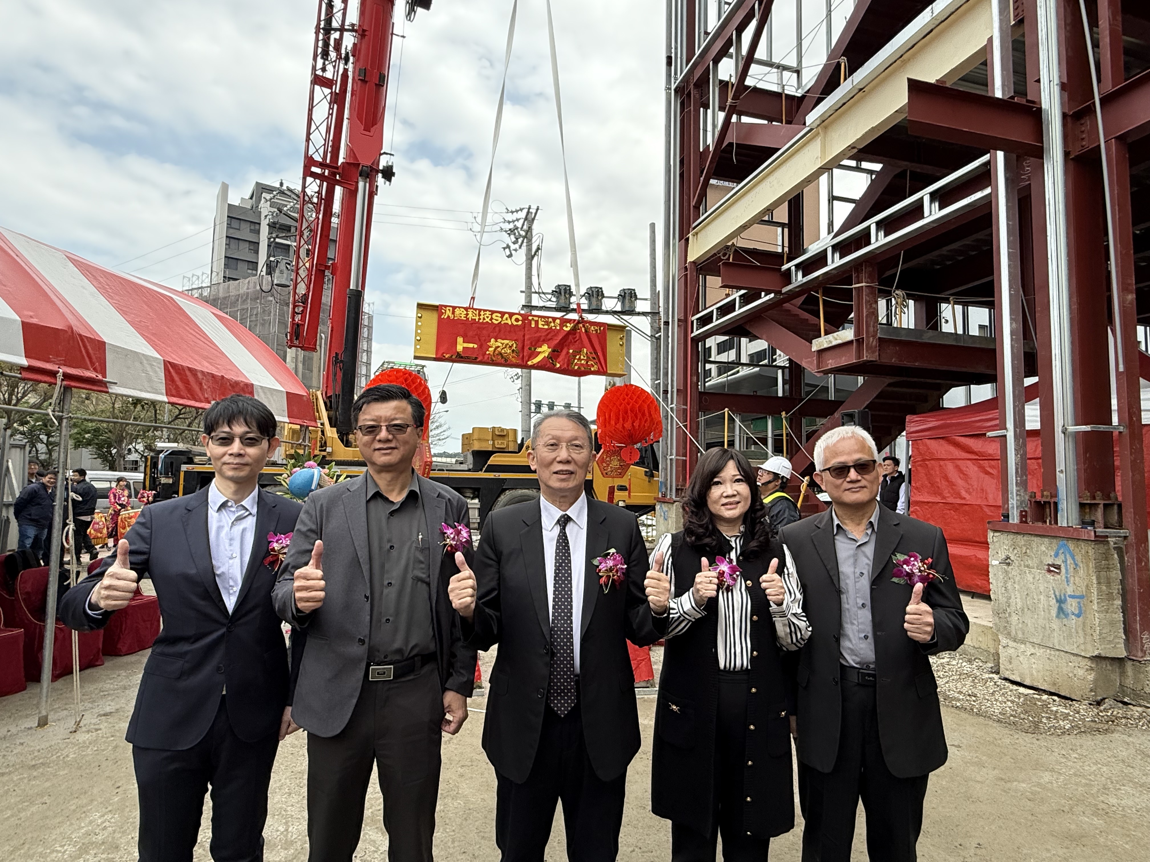 汎銓為了協助客戶埃米技術研發建立新廠，預計於今年8月正式啟動營運；左三為汎銓董事長柳紀綸。