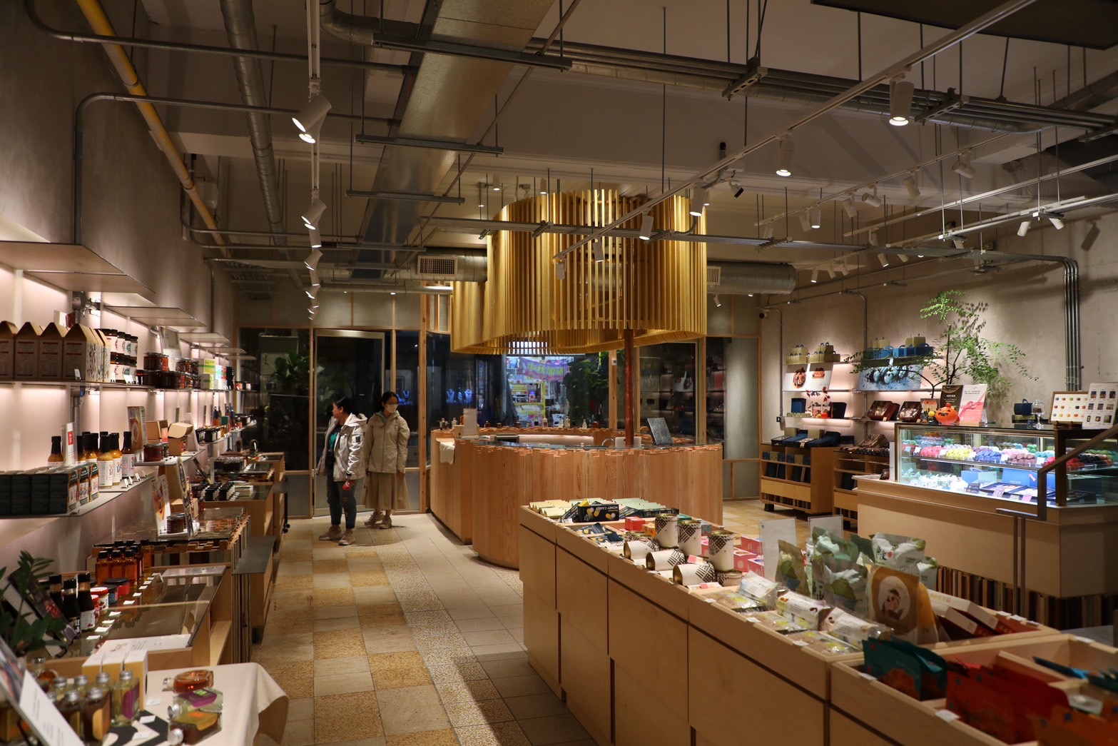 或者新州屋一樓的櫥窗以以「框景」為概念，圓拱造型與暖黃燈光令人很難不聚焦。