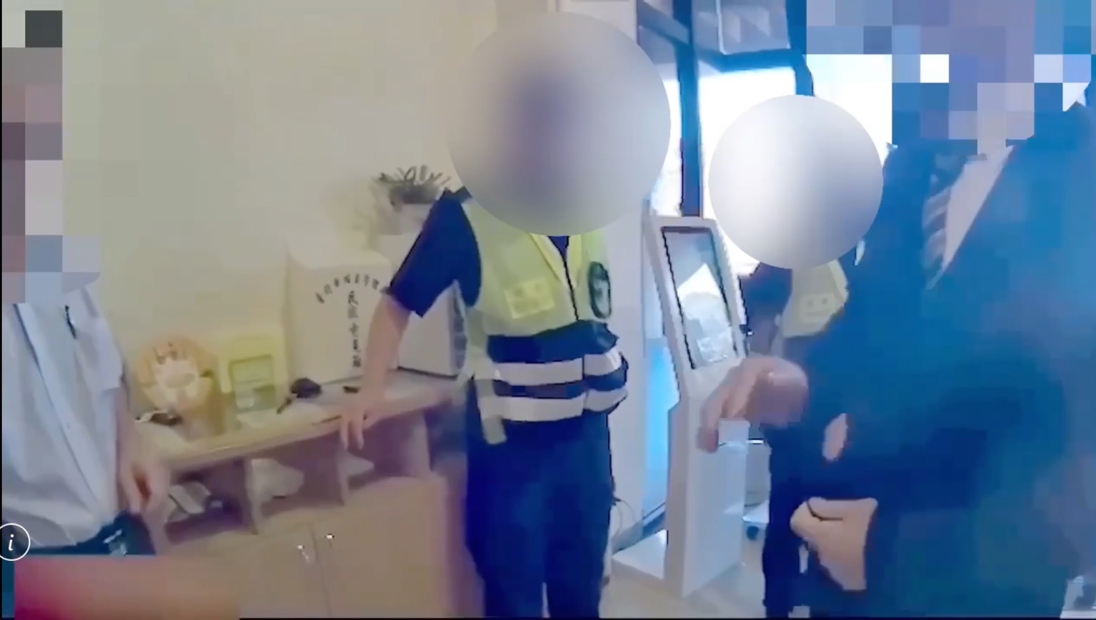 台北市懷愛館今早二名葬儀社同業為預訂禮堂,抽號碼牌時發生推擠衝突。翻攝畫面