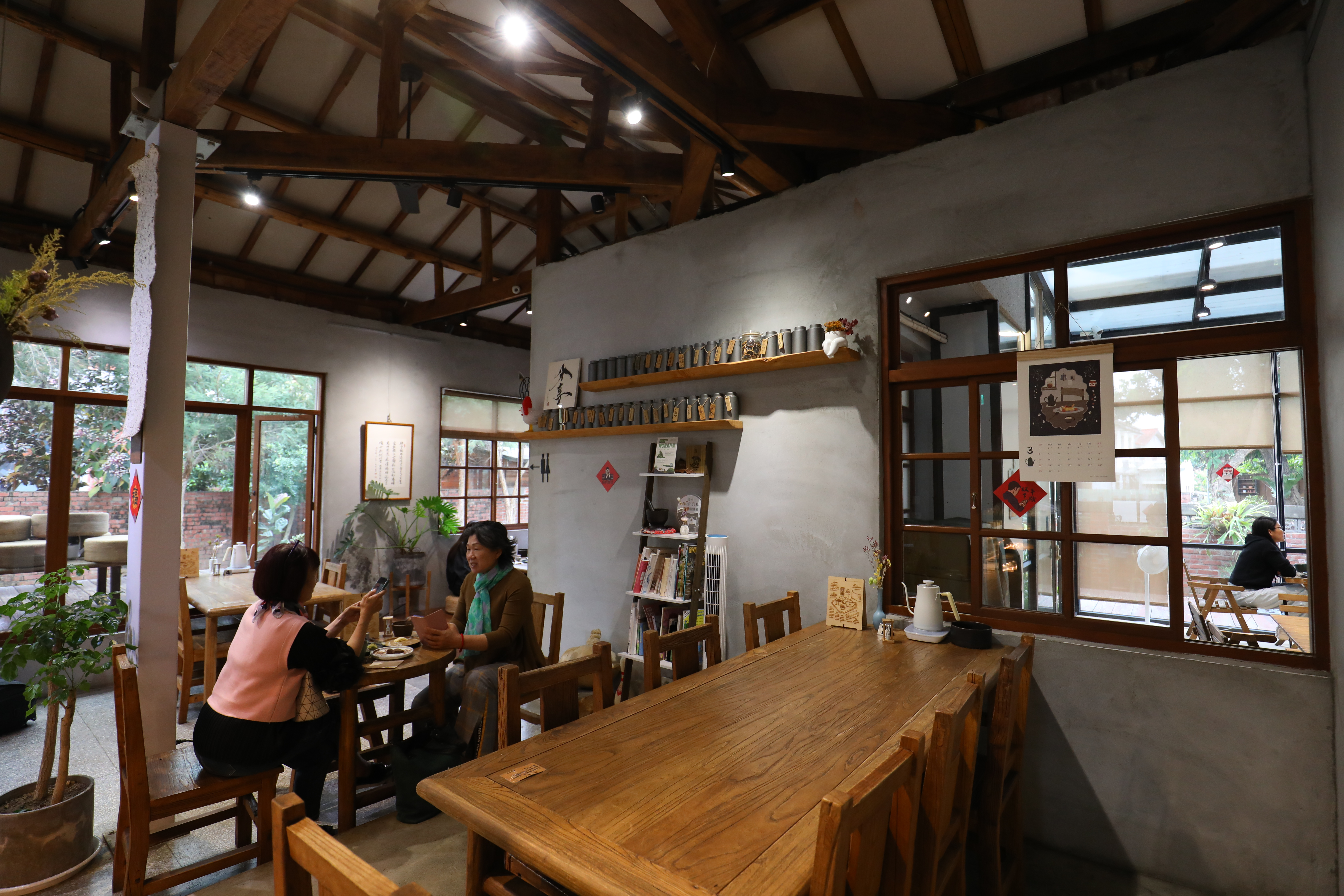 眷村內的老宿舍多為日式與西式混合建築，修繕後的老宅有了新生。
