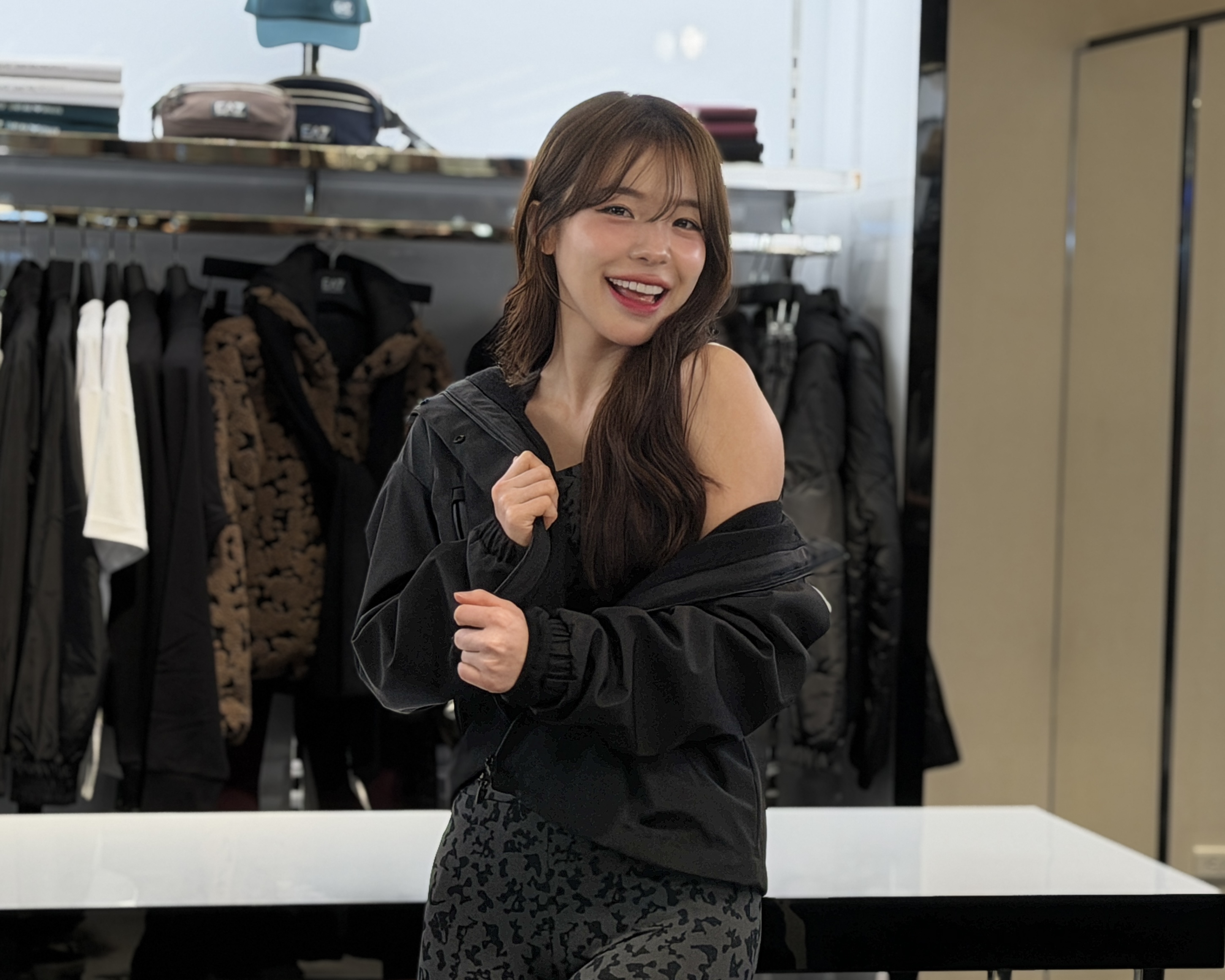 擔任EA7一日店長的李多慧臉上始終掛著笑容，一秒都沒消失過。