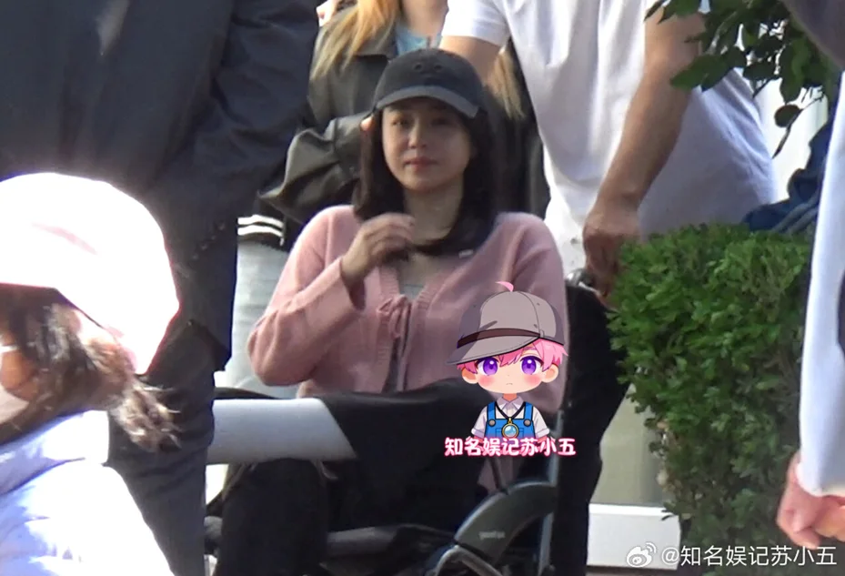 陳妍希被中國狗仔拍到傷後以輪椅露面。（翻攝自微博／知名娛記蘇小五）