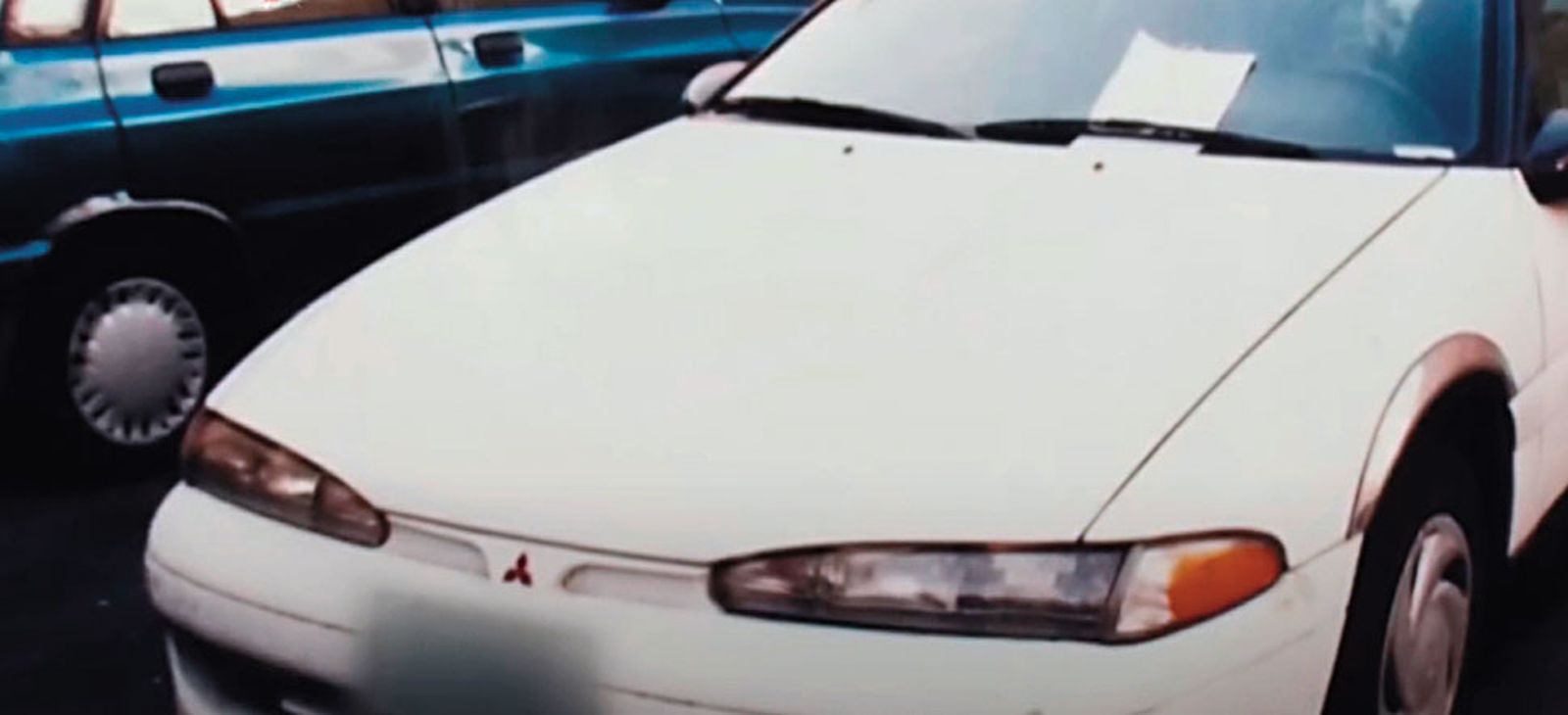 警方查出葉原宏名下有輛白色汽車，並在車上搜出死者物品。（翻攝畫面）