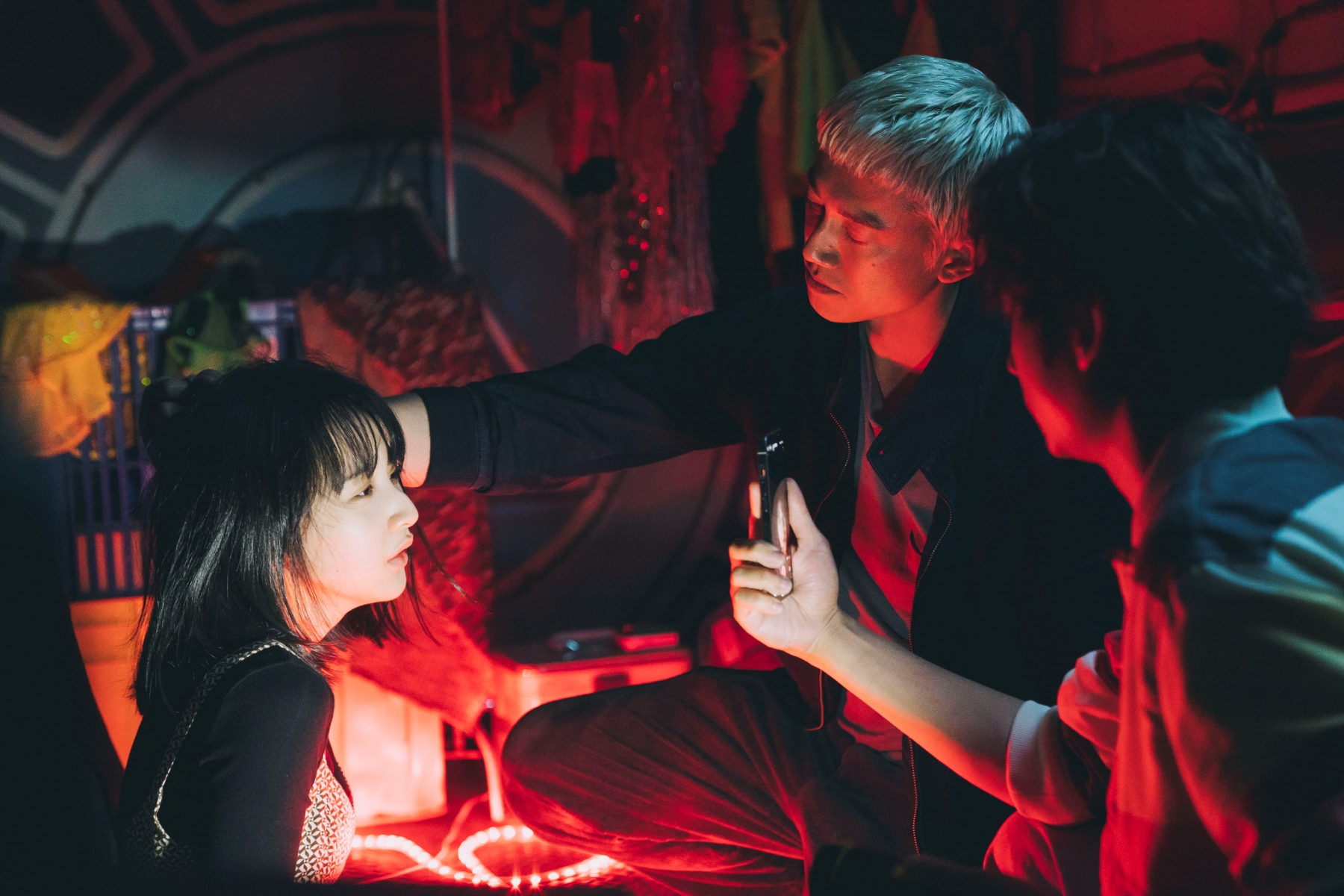 吳慷仁和李沐在《塑膠花》情感糾葛。（抓馬文化提供）