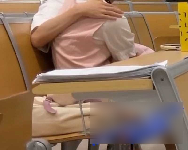 女生公然對男生進行「手天使服務」。（翻自《51吃瓜網》）
