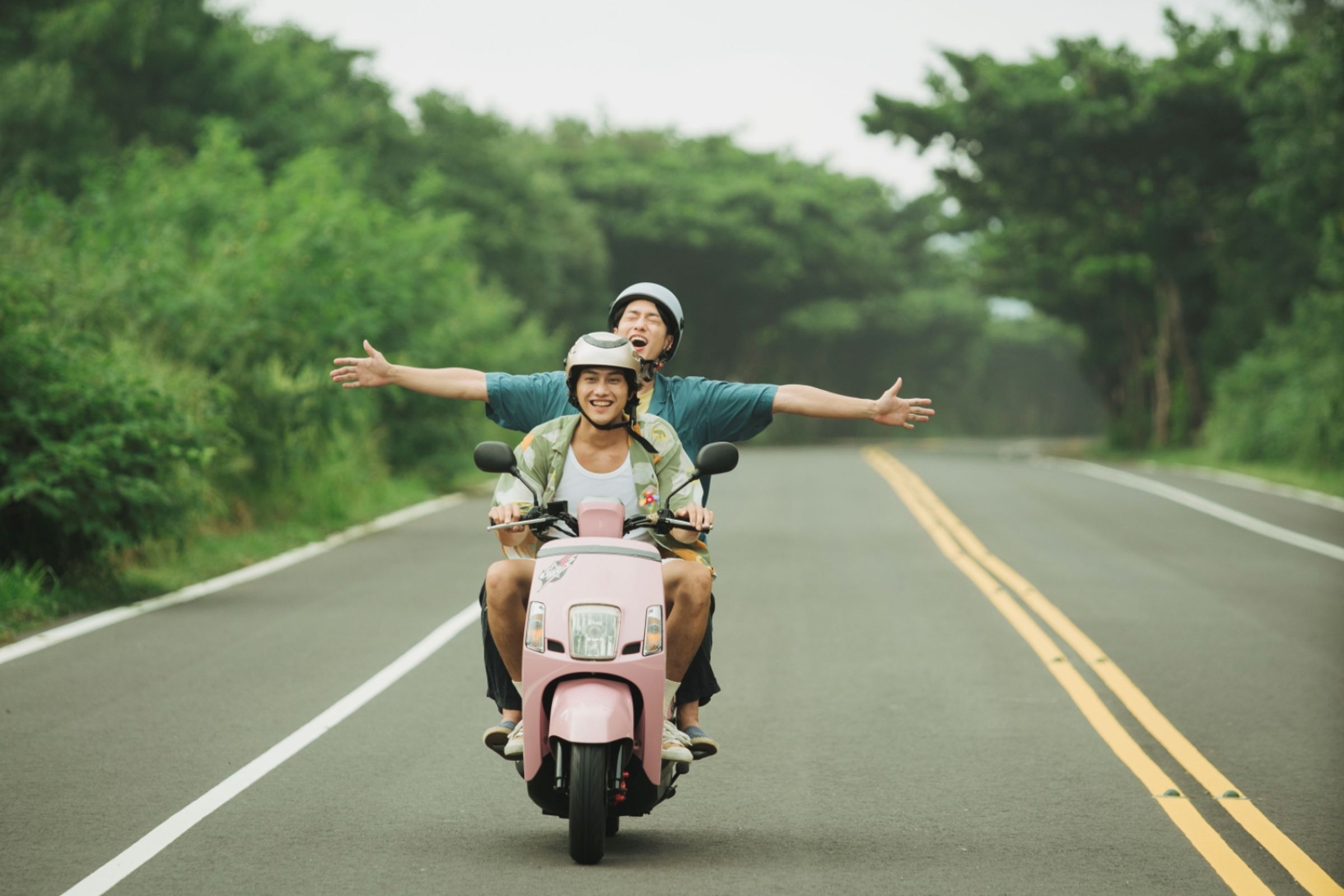 范少勳在《我在這裡等你》騎車、開車載劉俊謙上山下海。(抓馬文化提供)