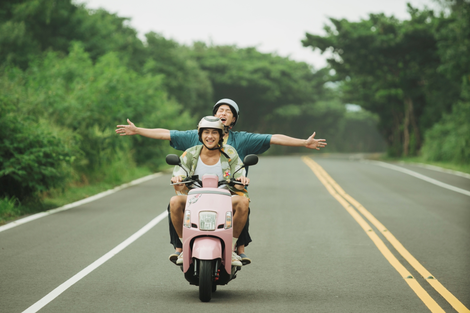 范少勳在《我在這裡等你》騎車、開車載劉俊謙上山下海。(抓馬文化提供)