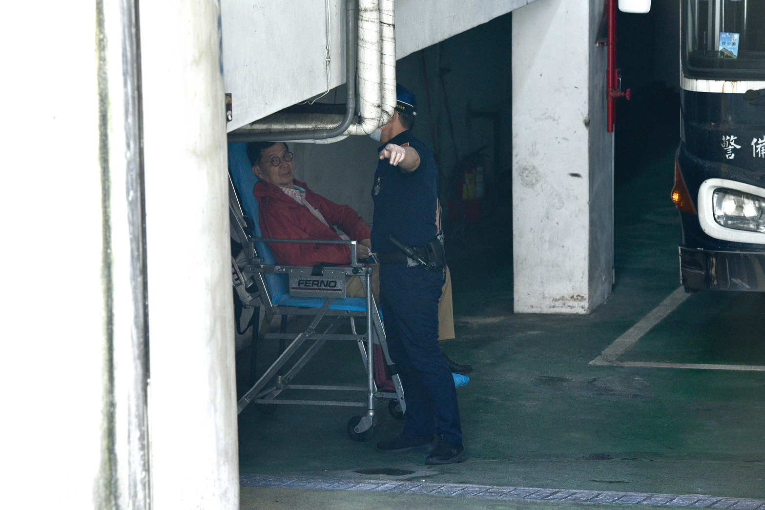 本刊獨家直擊，台北市前副市長彭振聲遭聲押禁見，他在中午左右因身體不適送醫。