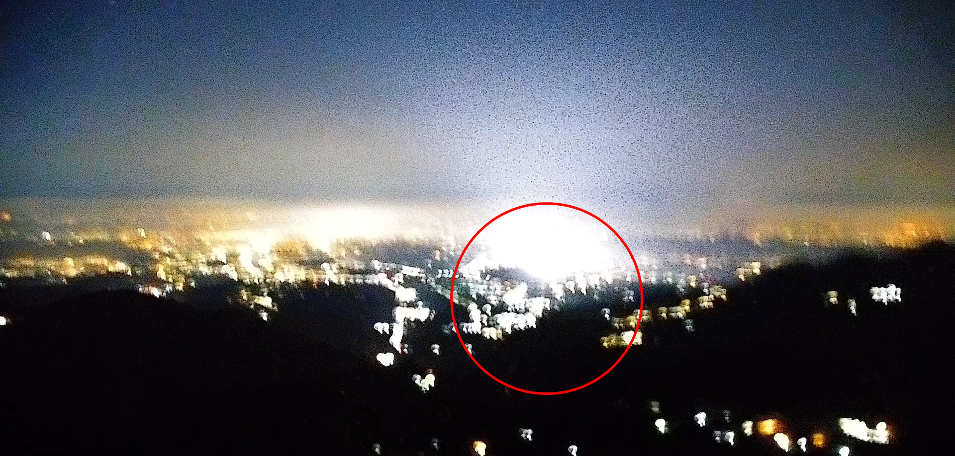 阿里山監視器錄下嘉義深夜強震時，平地冒出的閃光。（翻攝自阿里山國家風景區管理處YT頻道）