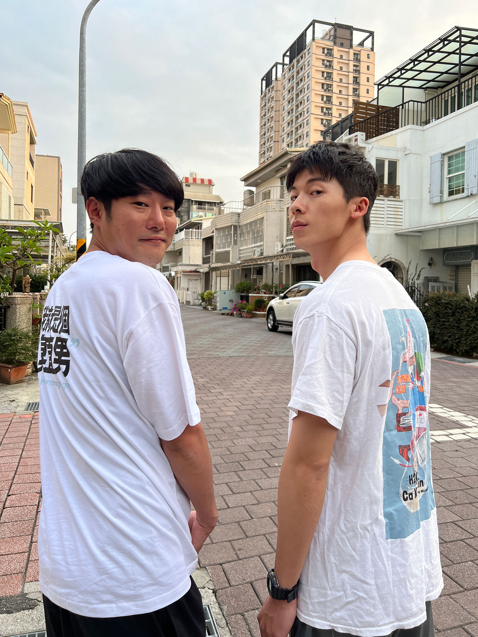 藤井道人（左）穿上了《關於我和鬼變成家人的那件事》的周邊T-shirt，許光漢（右）則換上了《餘命十年》的電影T-shirt。（翻滾吧男孩電影股份有限公司提供）
