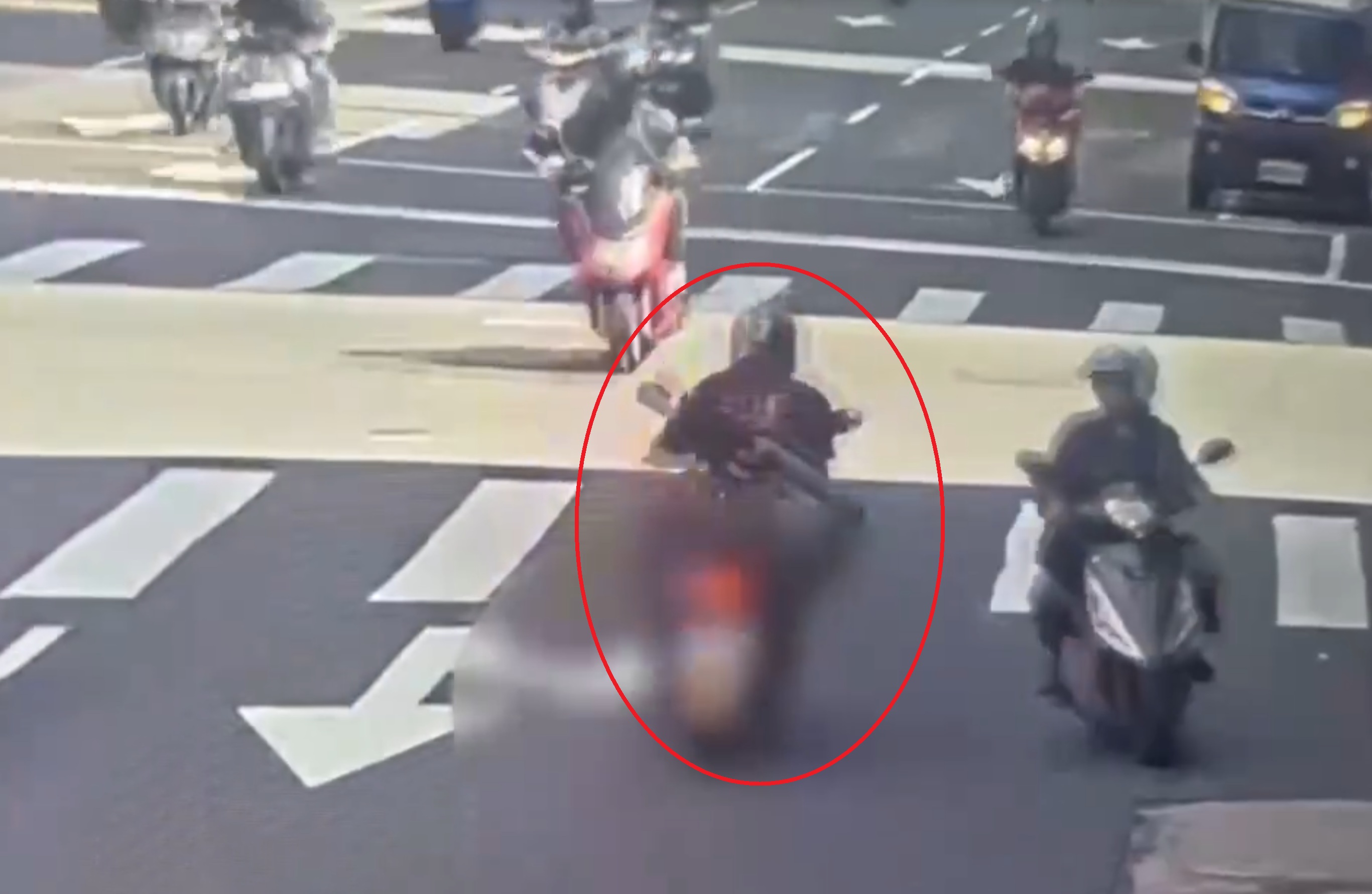 陳姓Uber Eats外送員27日毒駕,逆向行駛重慶南路單向四線道,遭警方攔查。(翻攝畫面)