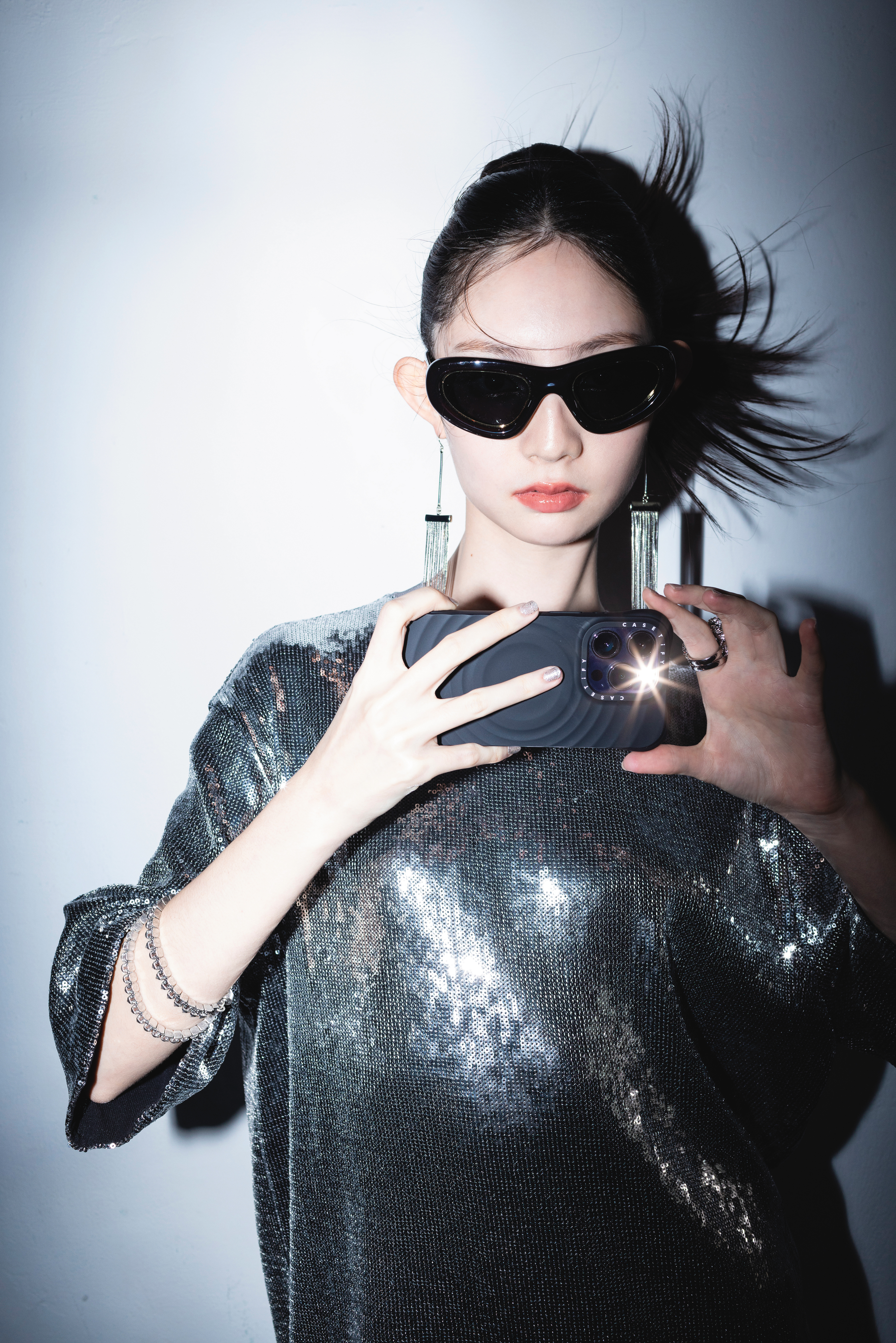 Opal Logo亮片洋裝 NT$10,100 by ALLSAINTS／相框墨鏡 NT$2,499 by H&M STUDIO／流蘇耳環 NT$699 by H&M STUDIO／水鑽鏈串戒指 NT$999 by H&M STUDIO／Bobbie Box造型項鍊（做手環） NT$11,500 by ALLSAINTS