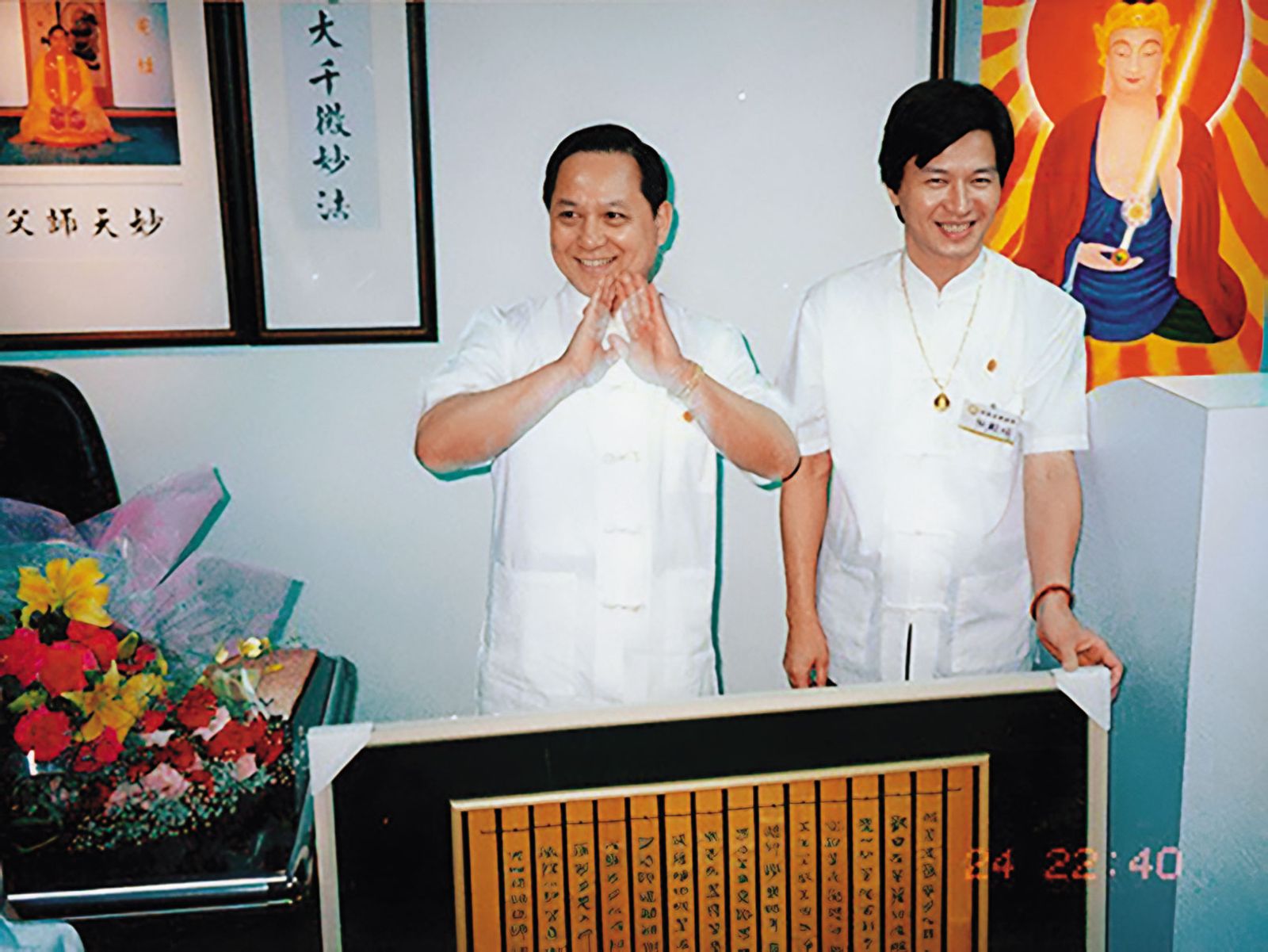 侯娟妃是妙禪（右）弟子，她的前夫家則是信奉妙天（左）。（翻攝釋迦牟尼佛救世基金會官網）