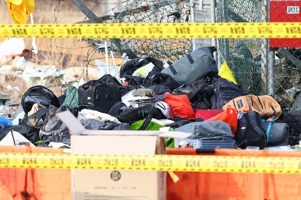 永遠等不到主人的泰國伴手禮...韓空難現場如煉獄，救難員「屍塊碎物混在一起」。（翻自《朝鮮日報》）