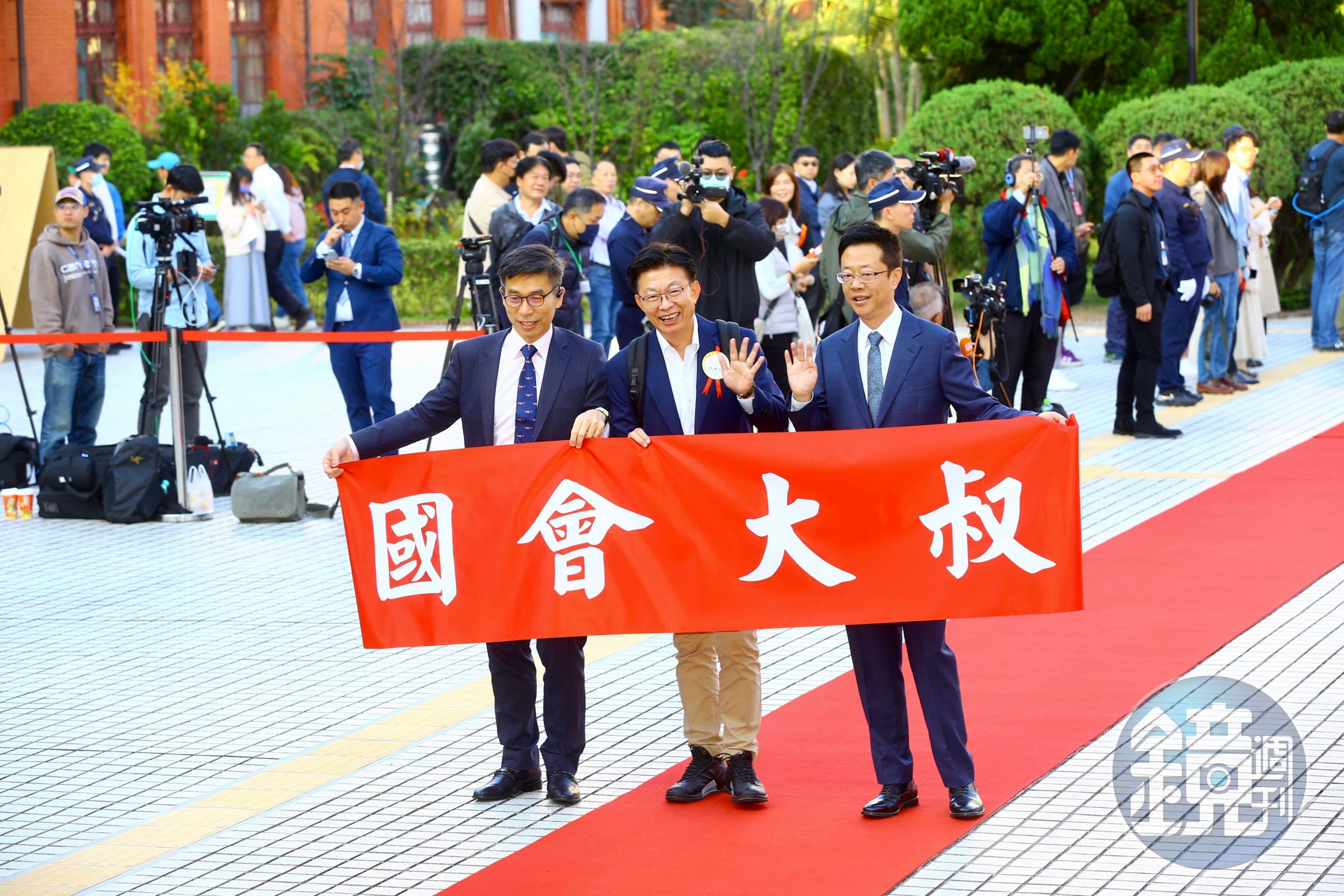 民進黨立委鍾佳濱、郭國文、張宏陸以「國會大叔」團現身。