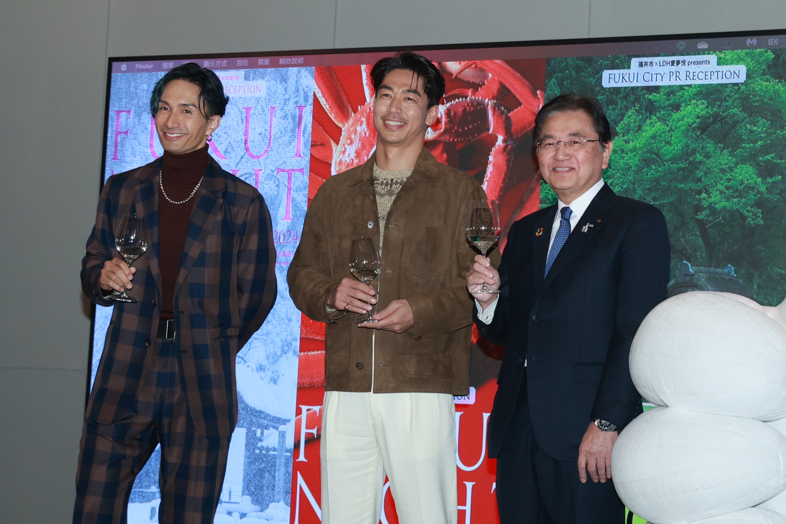 日本福井市長西行茂（右2）與放浪兄弟Akira（左2）、橘Kenchi（左1）出席「FUKUI NIGHT in 台北」活動。