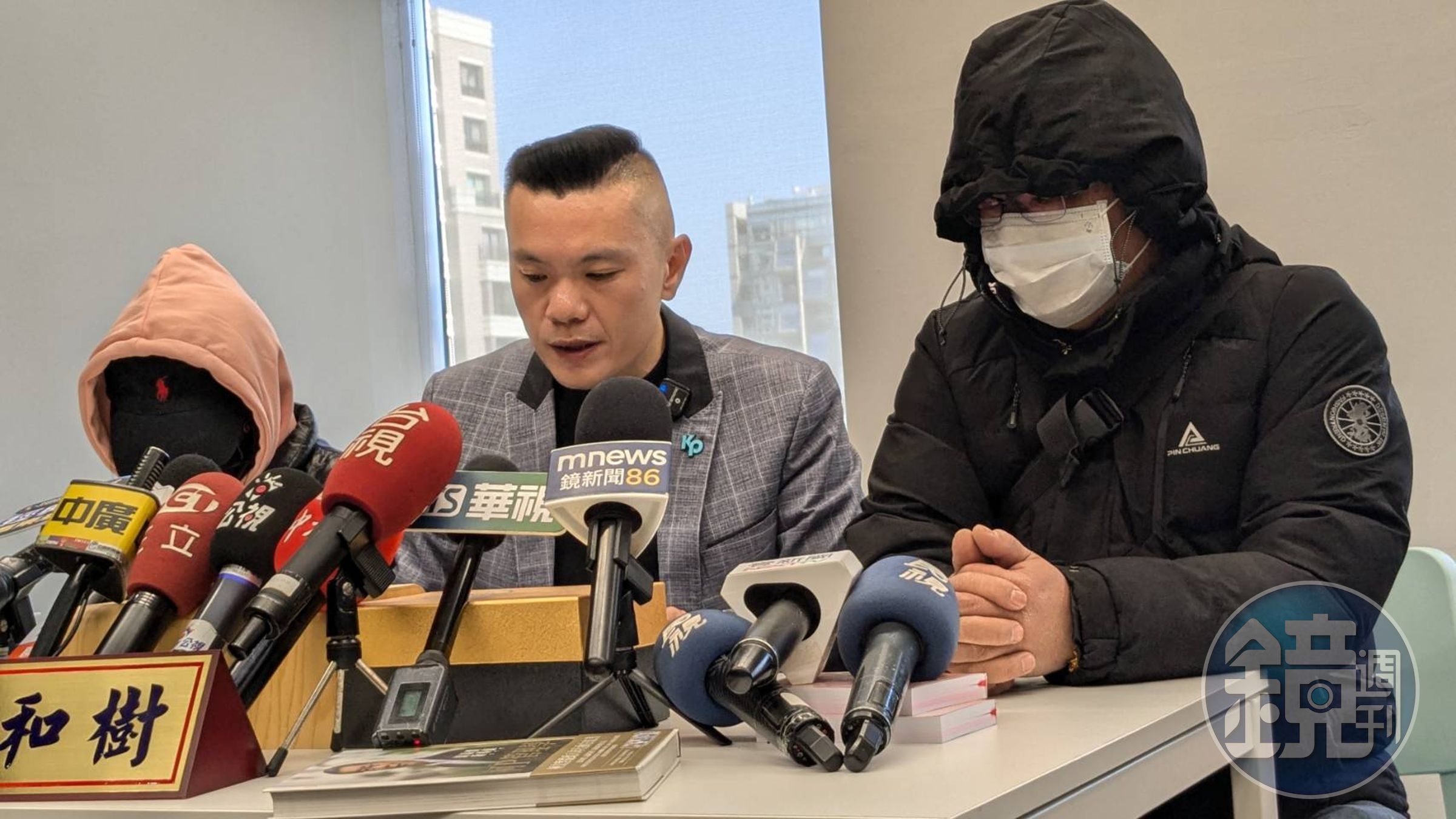 遭到狼警猥褻的被害林姓女子(左一)和林父(右一),今(17日)上午在台中市議員江和樹陪同下召開記者會。