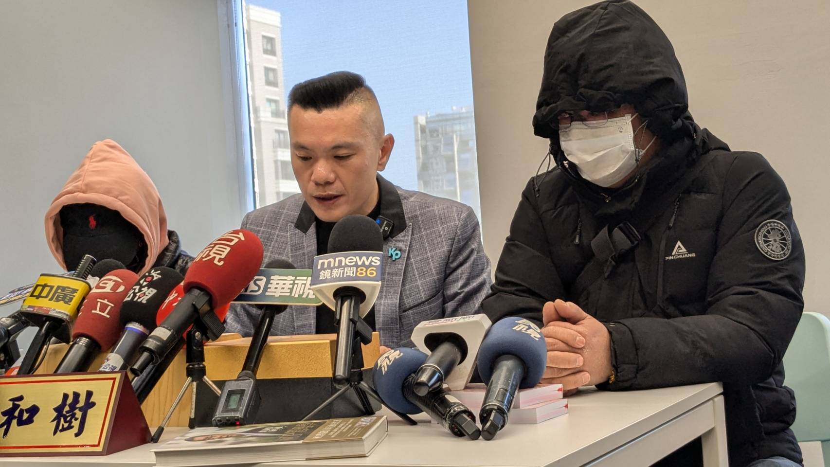 遭到狼警猥褻的被害林姓女子（左一）和林父（右一），今（17日）上午在台中市議員江和樹陪同下召開記者會。