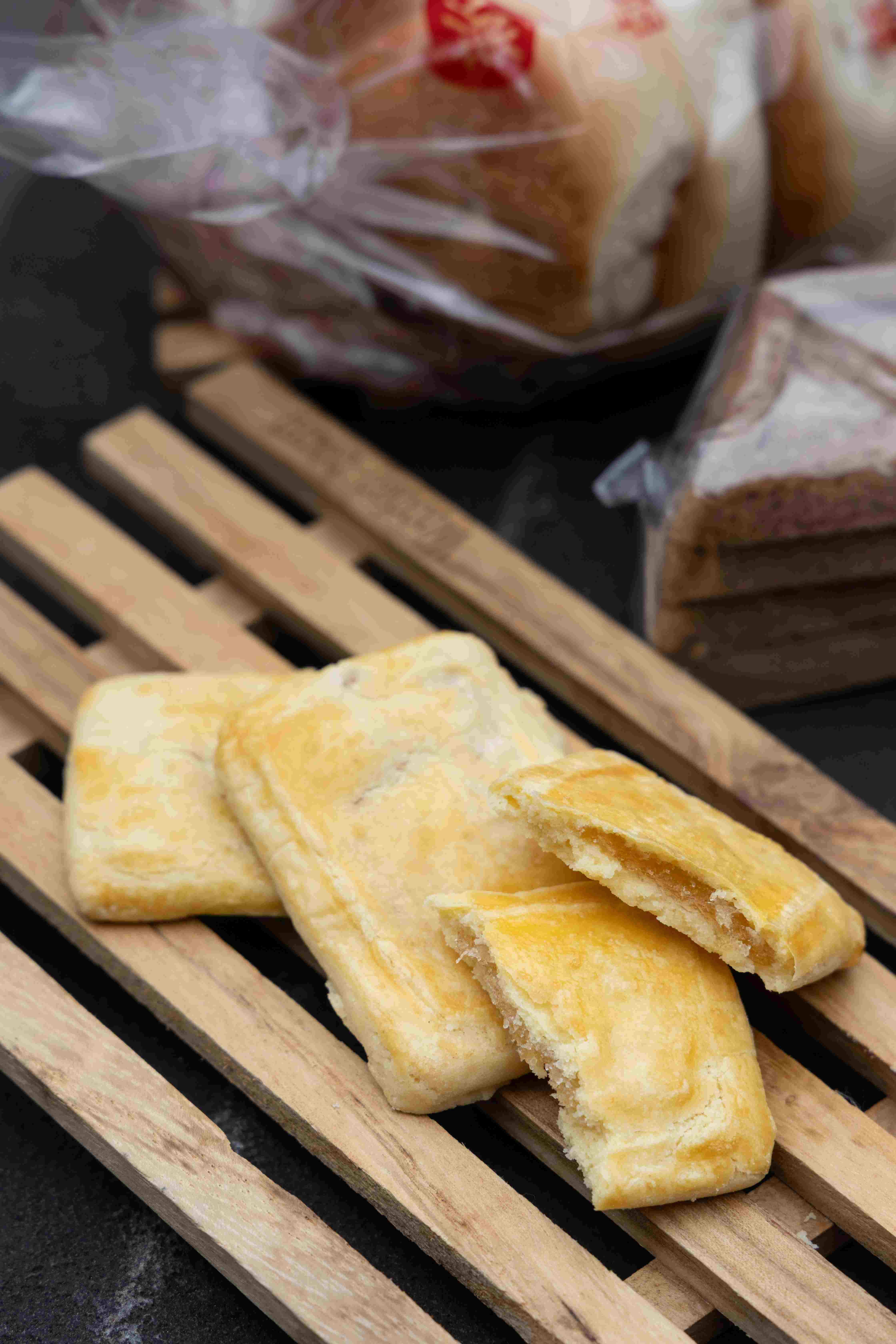 被塑造成金牌形狀的「金牌鳳梨酥」,吃起來是酥皮點心的口感。(16元/個)