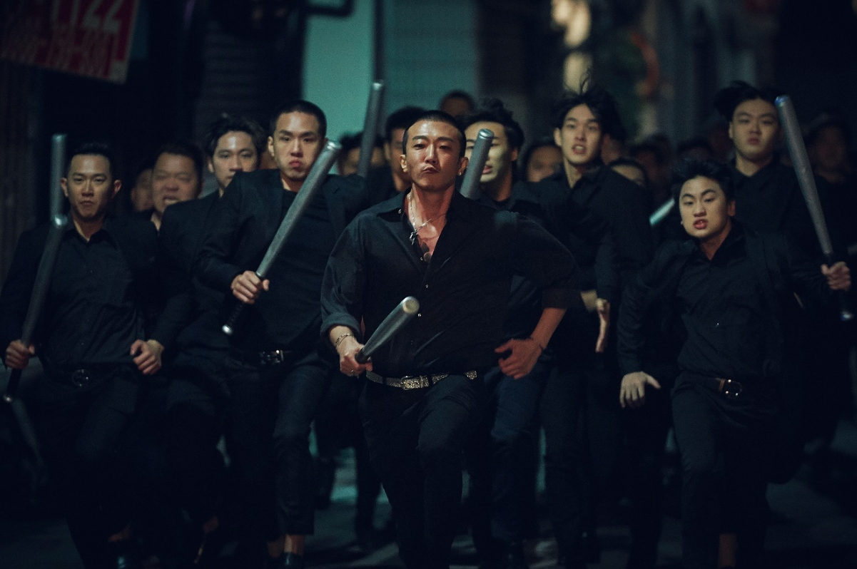 張懷秋（中）率領眾人持棍棒打群架，表現殺氣騰騰。（曼尼娛樂提供）