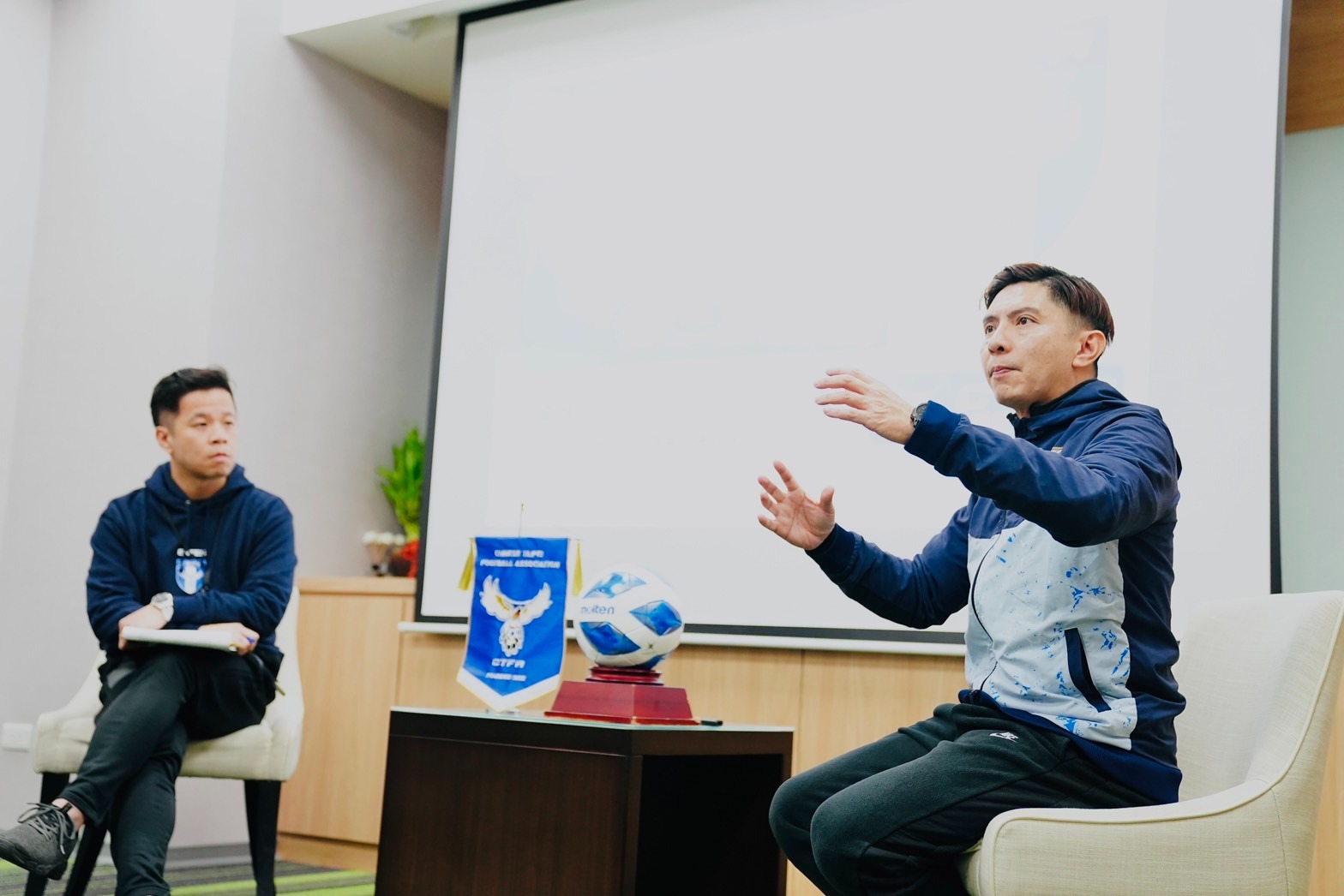 台灣女足前總教練陳曉明（右）指控，足協副祕書長兼技術總監陳亮辰（左）曾禁止他出席台紐友誼賽協調會。（翻攝自中華民國足球協會CTFA臉書）