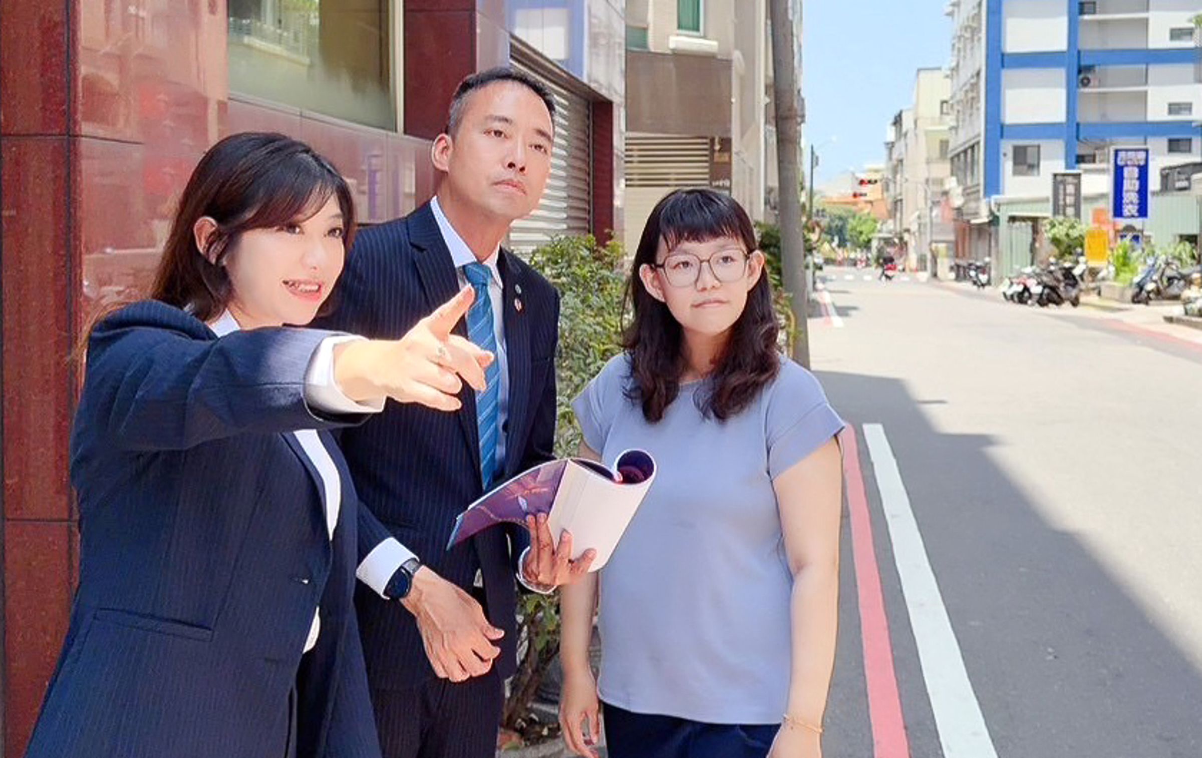 評鑑大讚的頂級陪伴!林姿余店長(圖左)專注於帶看的每一個微小細節,以極致體貼的專業服務,認真對待每位客戶的委託。圖/永慶房產集團提供