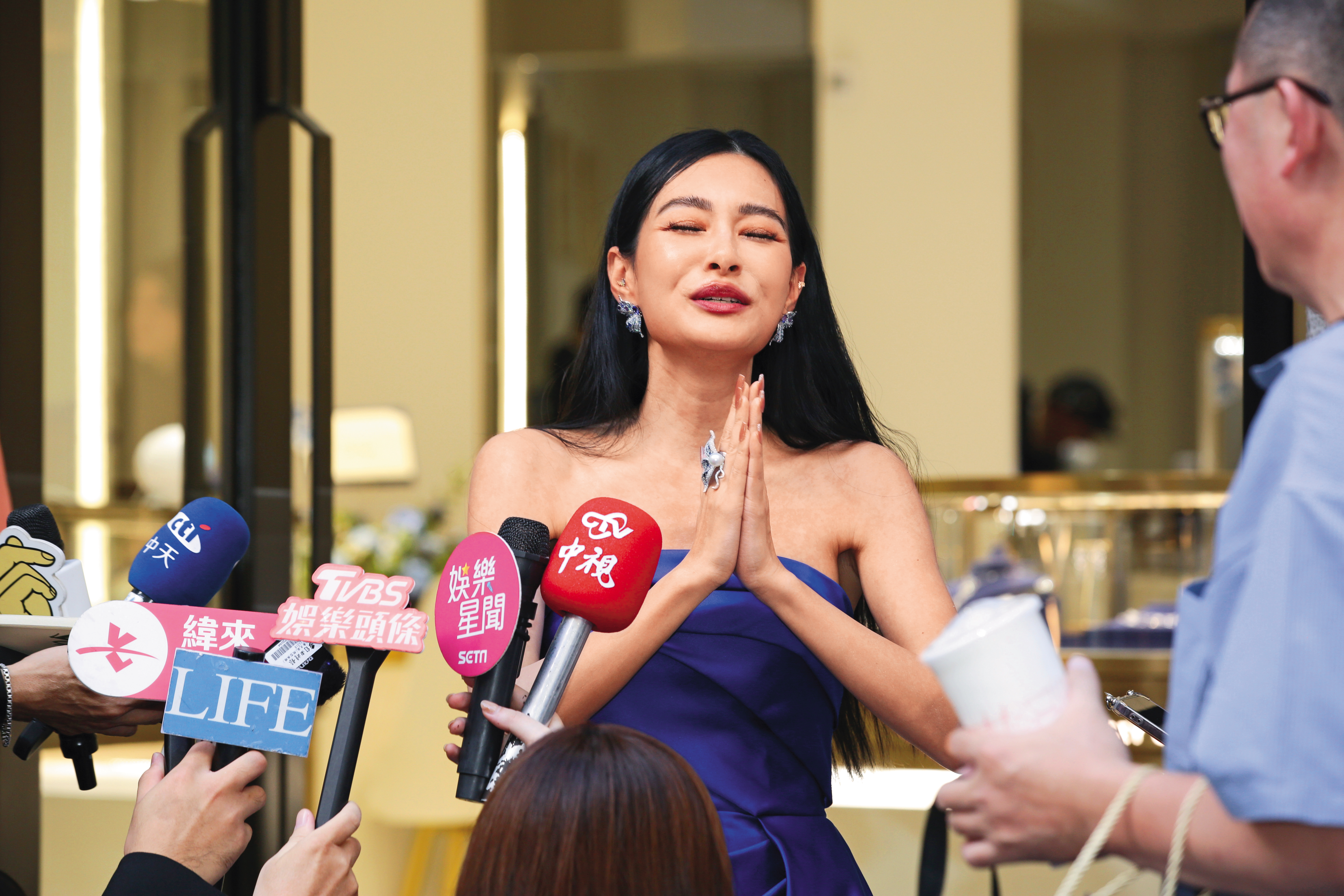 王思佳的道歉是真心的嗎？可能要跟包包一起拿去愛馬仕驗一下。（喂～）