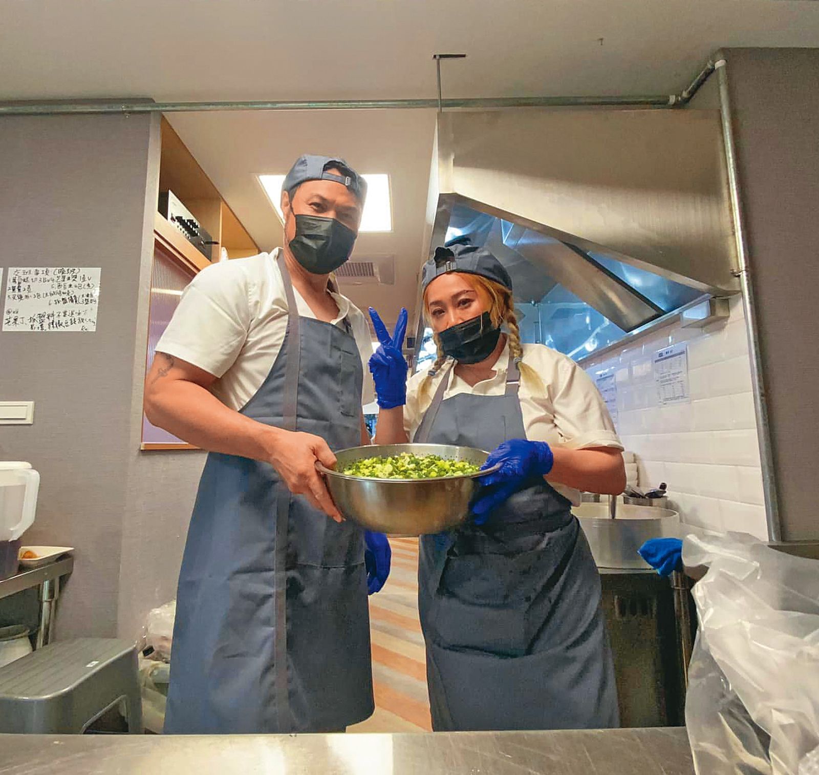 陳致遠（左）與林秀琴（右）2年前投資港點店，當時夫妻倆不僅在餐廳端盤子，甚至走進廚房幫忙。（翻攝自陳致遠IG）