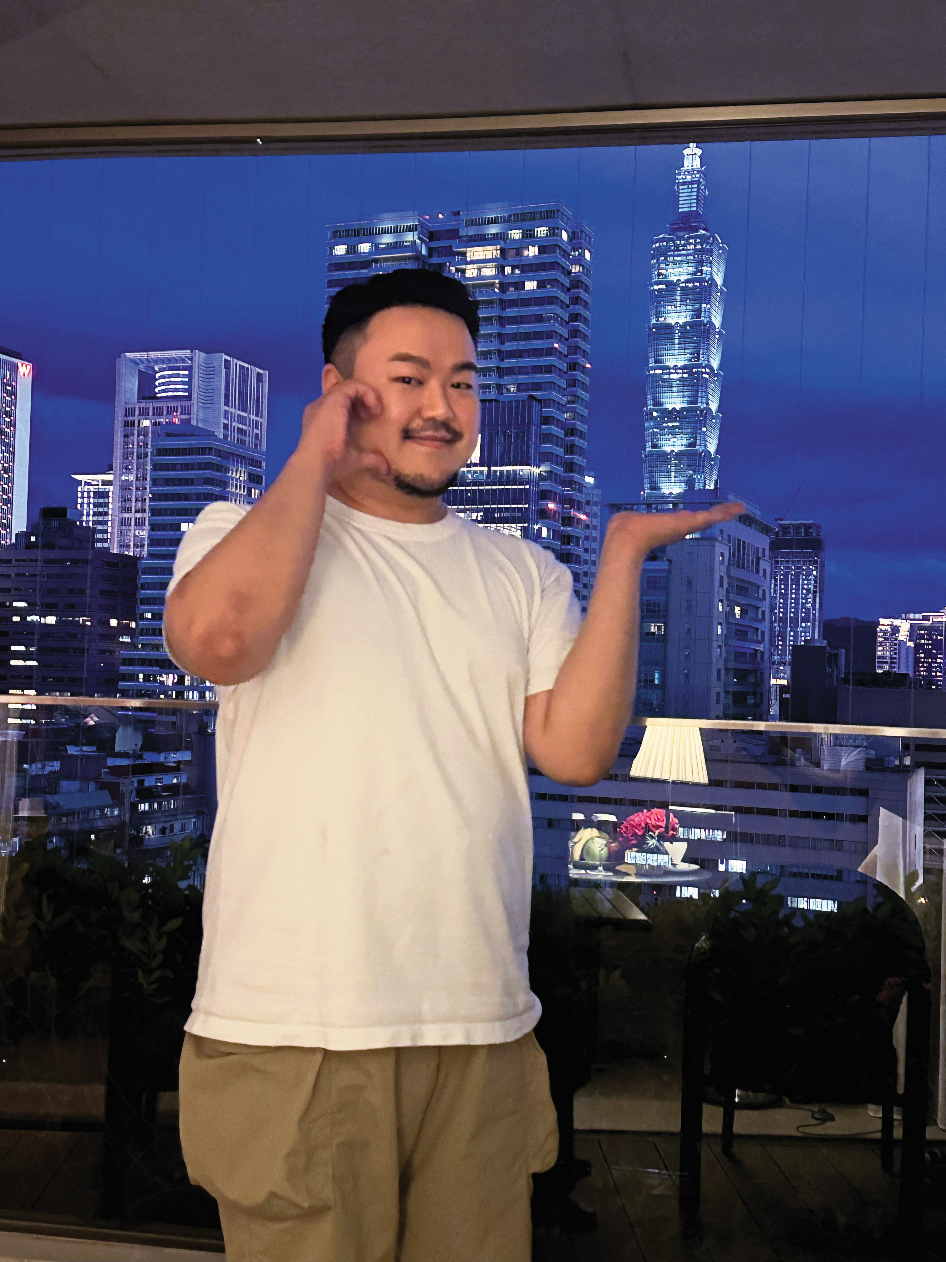朴相映在個人社群上，與台北101耍寶合影。（朴相映提供）