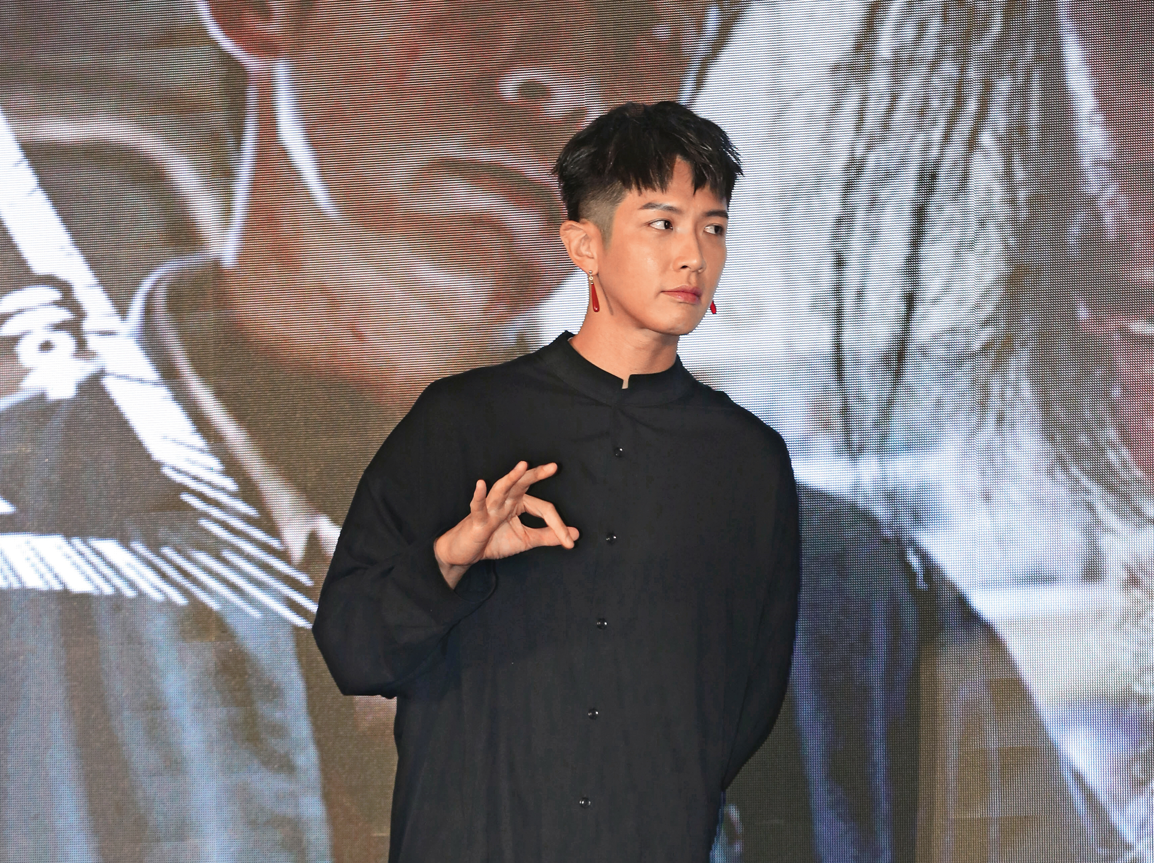 最近血脈覺醒的柯震東，戴起耳環搖曳生姿，連蓮花指都不藏了。