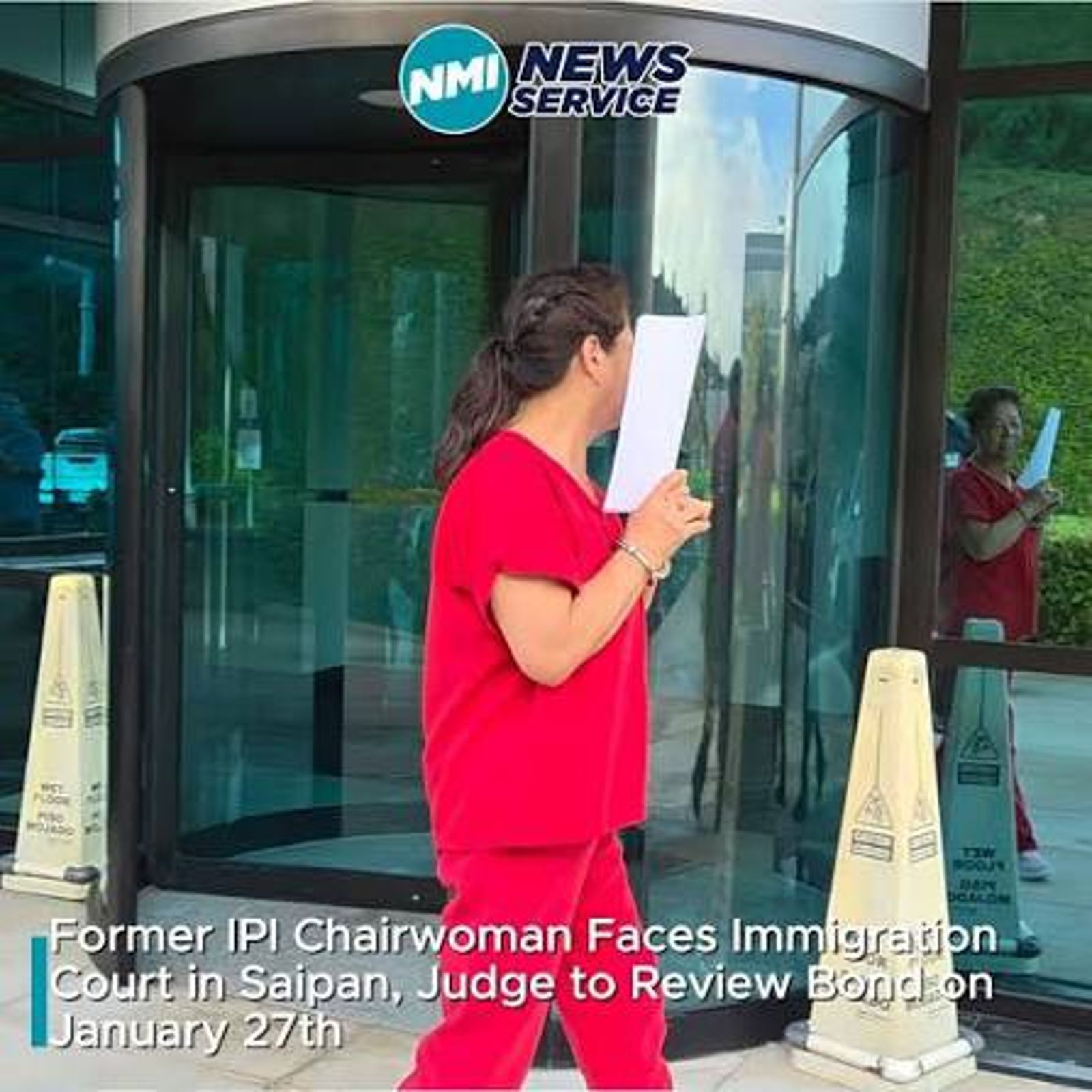 崔麗杰現身塞班島移民法院外，頻頻用紙張遮臉。（圖／翻攝自NMI News Service臉書）