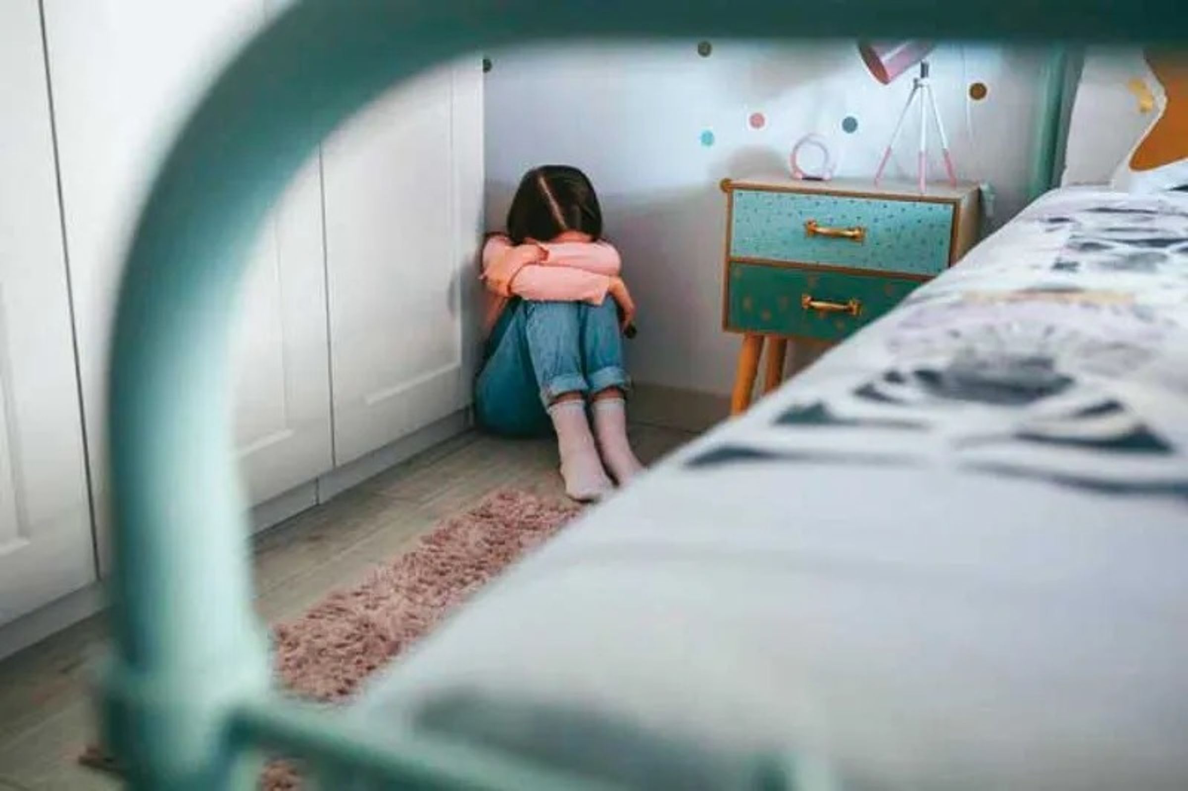北部一名母親近日在社群控訴，未成年女兒2022年在麥當勞工作，卻遭李姓主管以排班權勢性侵1年，最終走上絕路，示意圖。（東方IC）