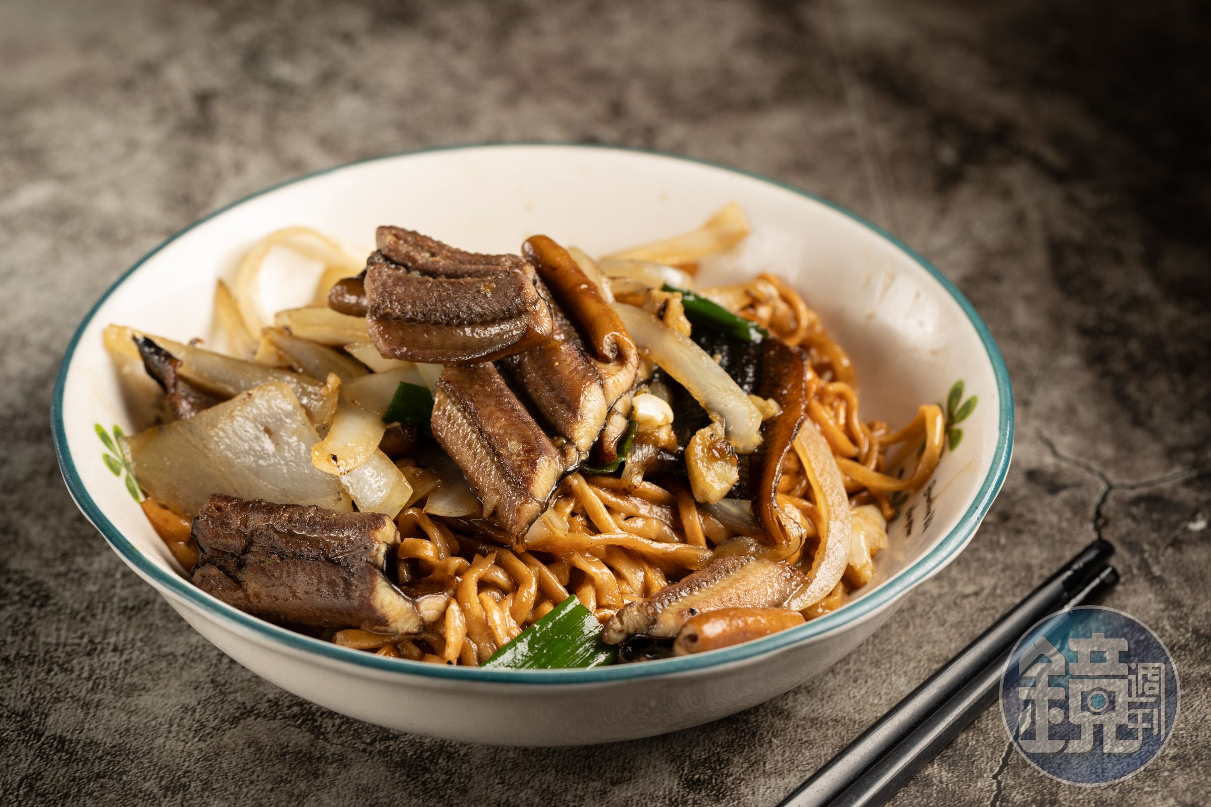 「鱔魚炒意麵」使用菲律賓進口的野生鱔魚，肉質較軟滑，炒意麵炒過後口感Q彈。（130元／份）