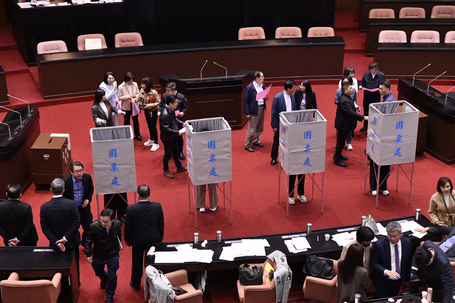 立法院昨行使中選會人事同意權投票,僅游盈隆與3名在野黨推薦的人選順利過關,其餘皆被封殺。(鏡報李智為)