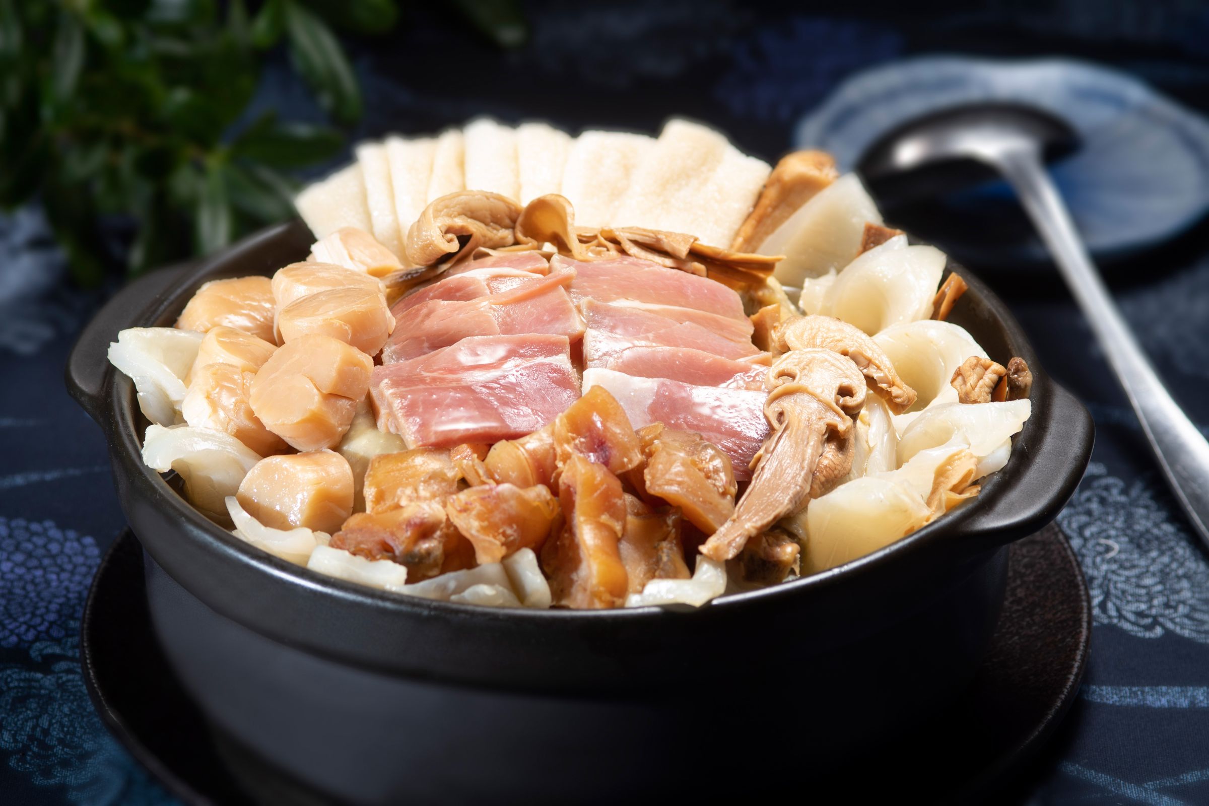 集結多種矜貴食材、海陸雙味交融讓味蕾甦醒，富含膠原蛋白的「松茸花膠海味燉全雞」。