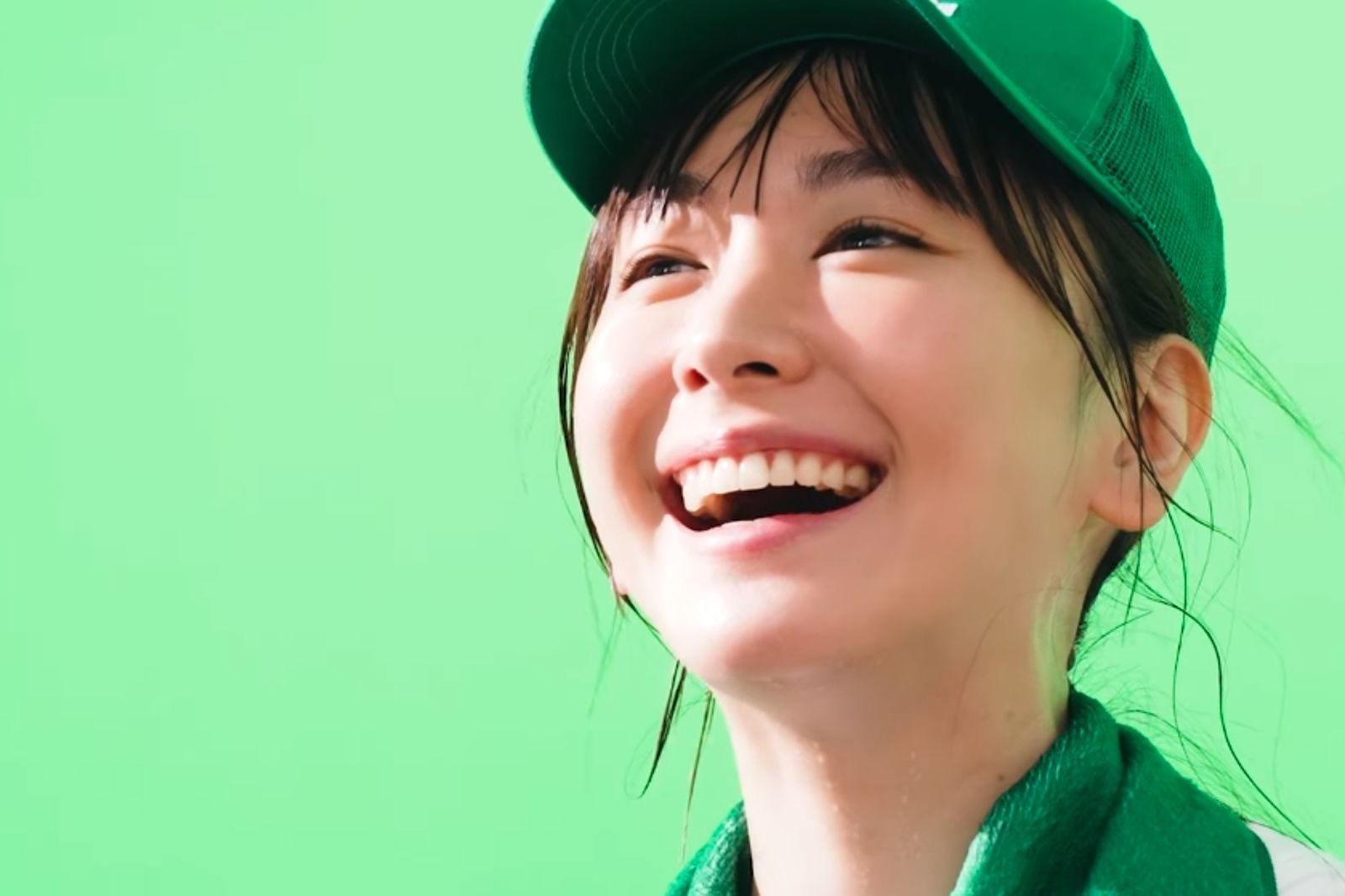新垣結衣久違在螢光幕前亮相,為她代言多年的飲料品牌拍攝新廣告。(翻攝自アサヒ飲料公式YouTubeチャンネル)