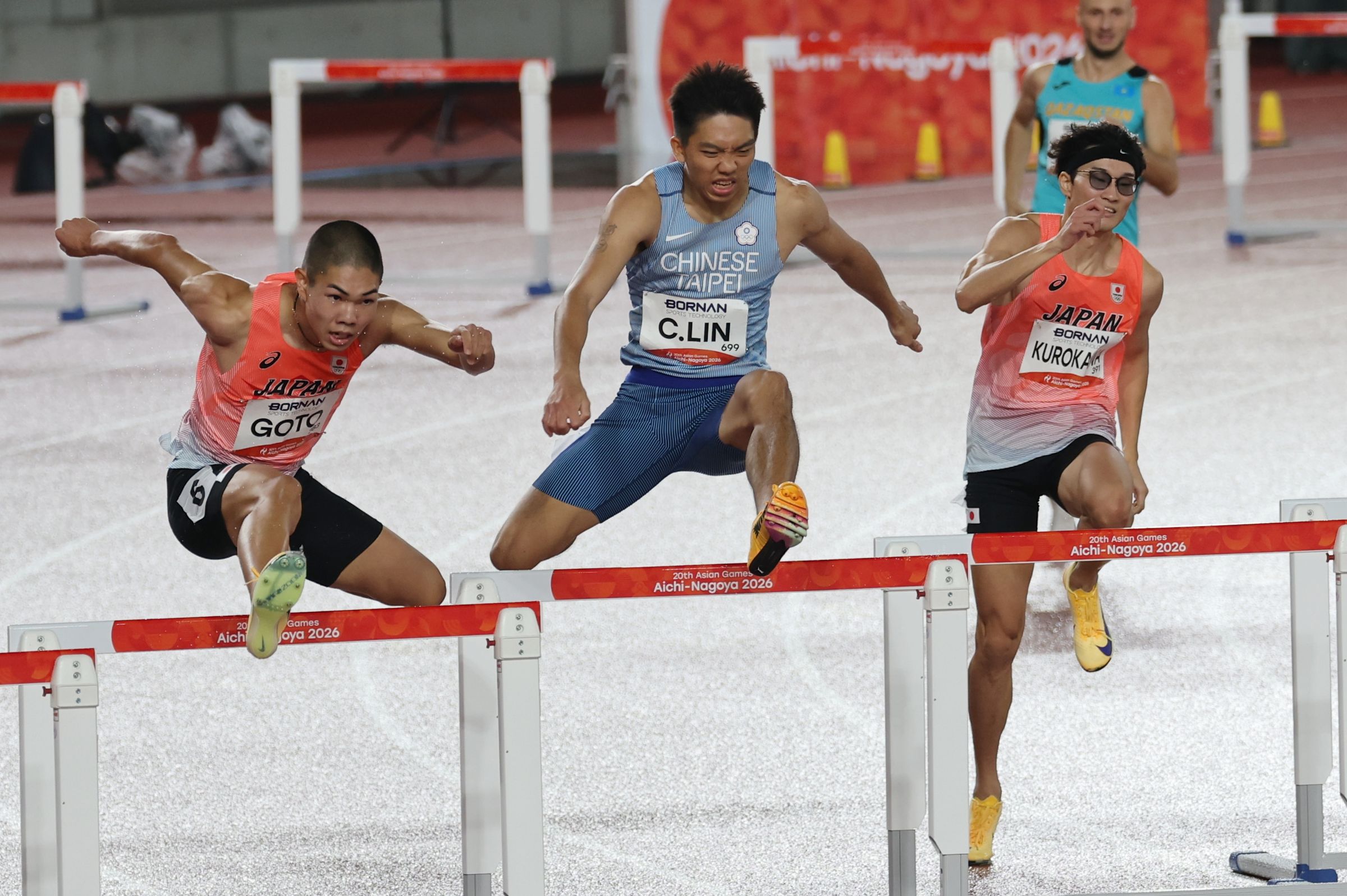 亞運今天舉辦男子400公尺跨欄決賽，台灣隊22歲選手林仲威（中）跑出48秒74的成績，為台灣摘下一面銅牌。（代表團提供）