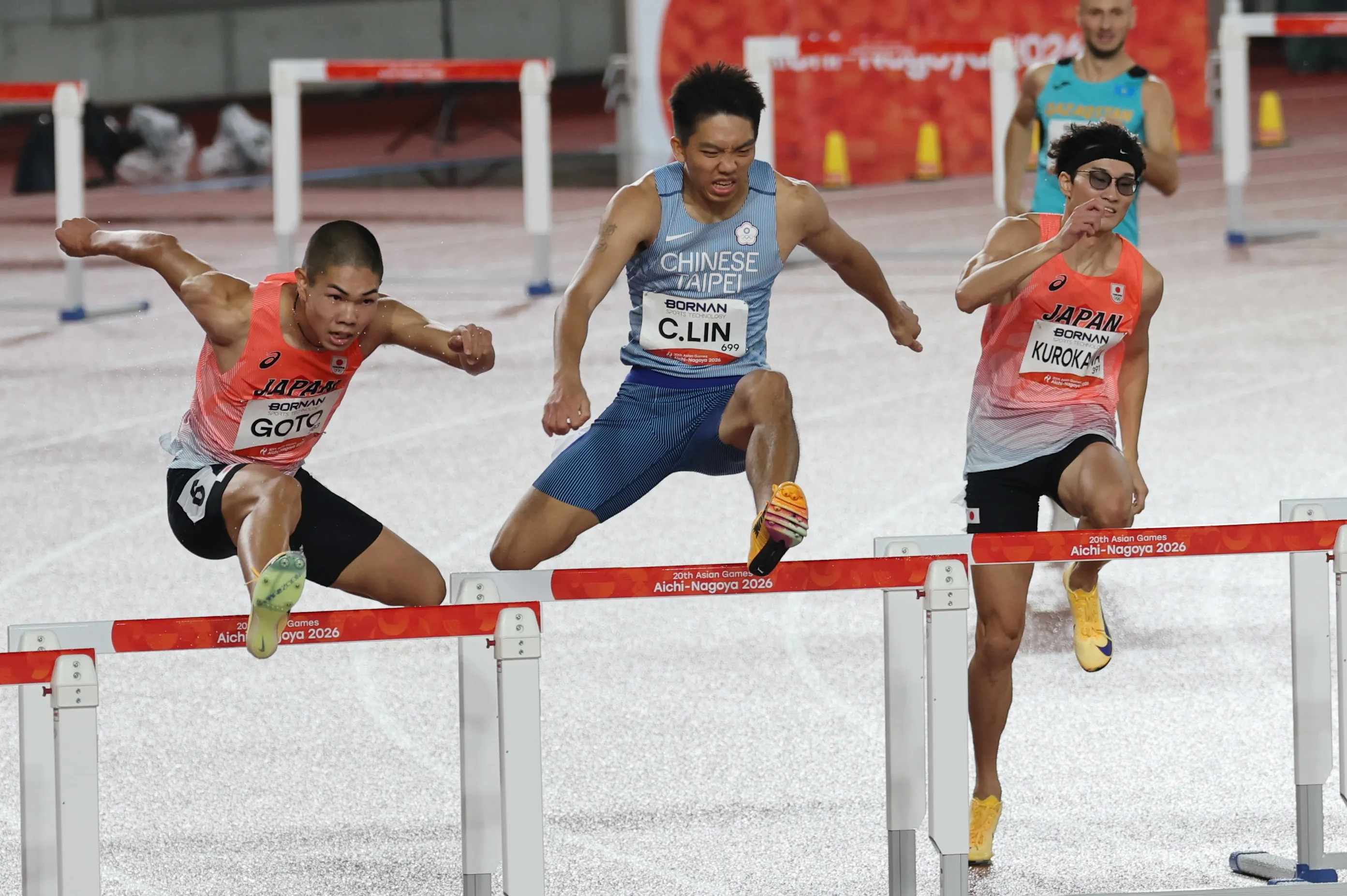 亞運今天舉辦男子400公尺跨欄決賽，台灣隊22歲選手林仲威（中）跑出48秒74的成績，為台灣摘下一面銅牌。（代表團提供）