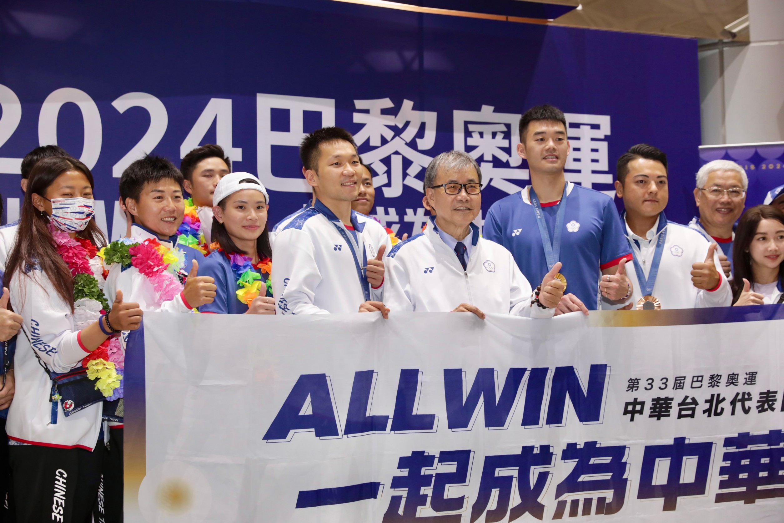 今日多位台灣英雄返台，受到民眾熱烈歡迎。