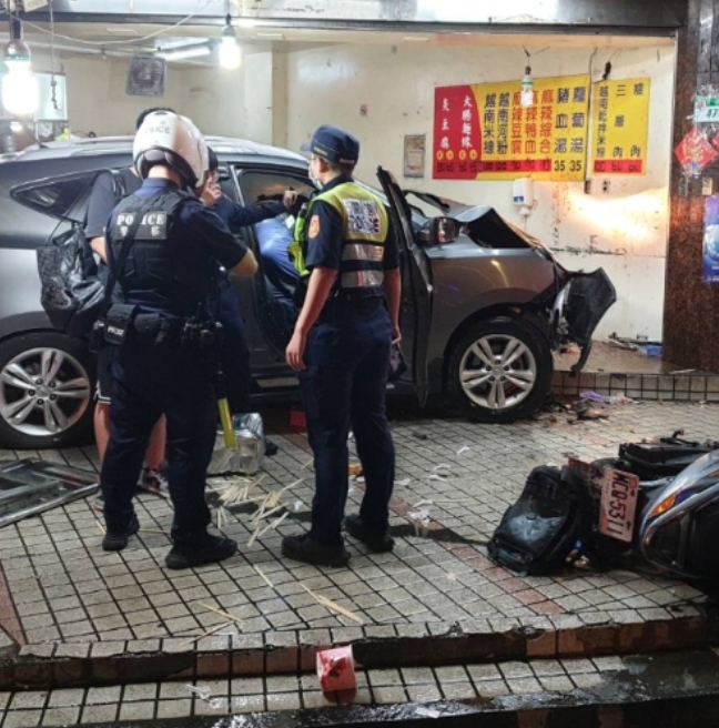 這場重大車禍導致無辜的3名客人不幸喪命，現場一片狼藉。（翻攝畫面）