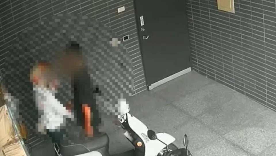 1名30歲洪姓男子疑因與28歲陳姓前女友間有80萬債務糾紛,竟埋伏在對方住處外,持水果刀攻擊。(翻攝自畫面)