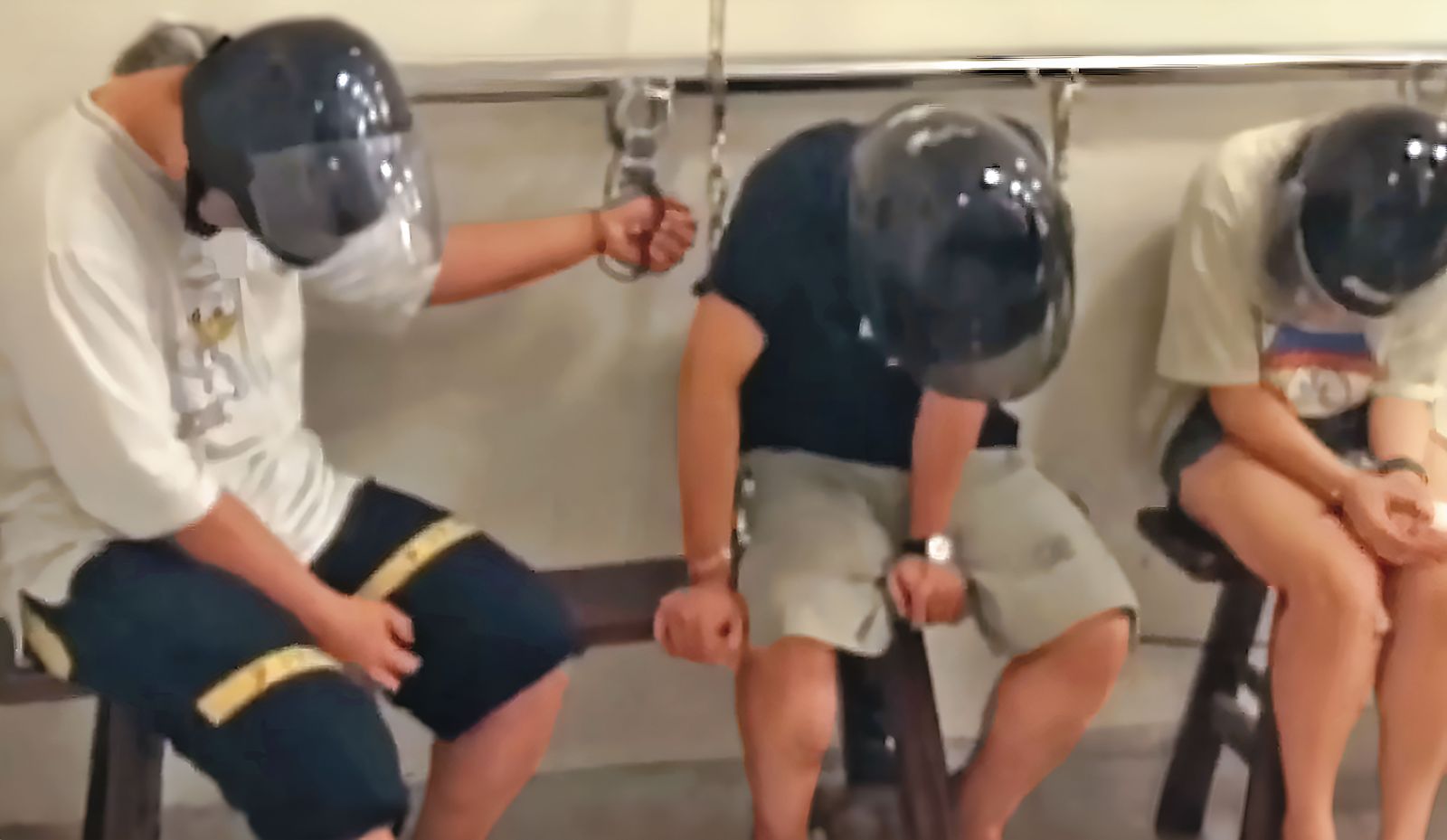 林姓少女（右）聯手男友（中）殺害女鄰長，再請乾哥（左）幫忙棄屍。（翻攝東森新聞）