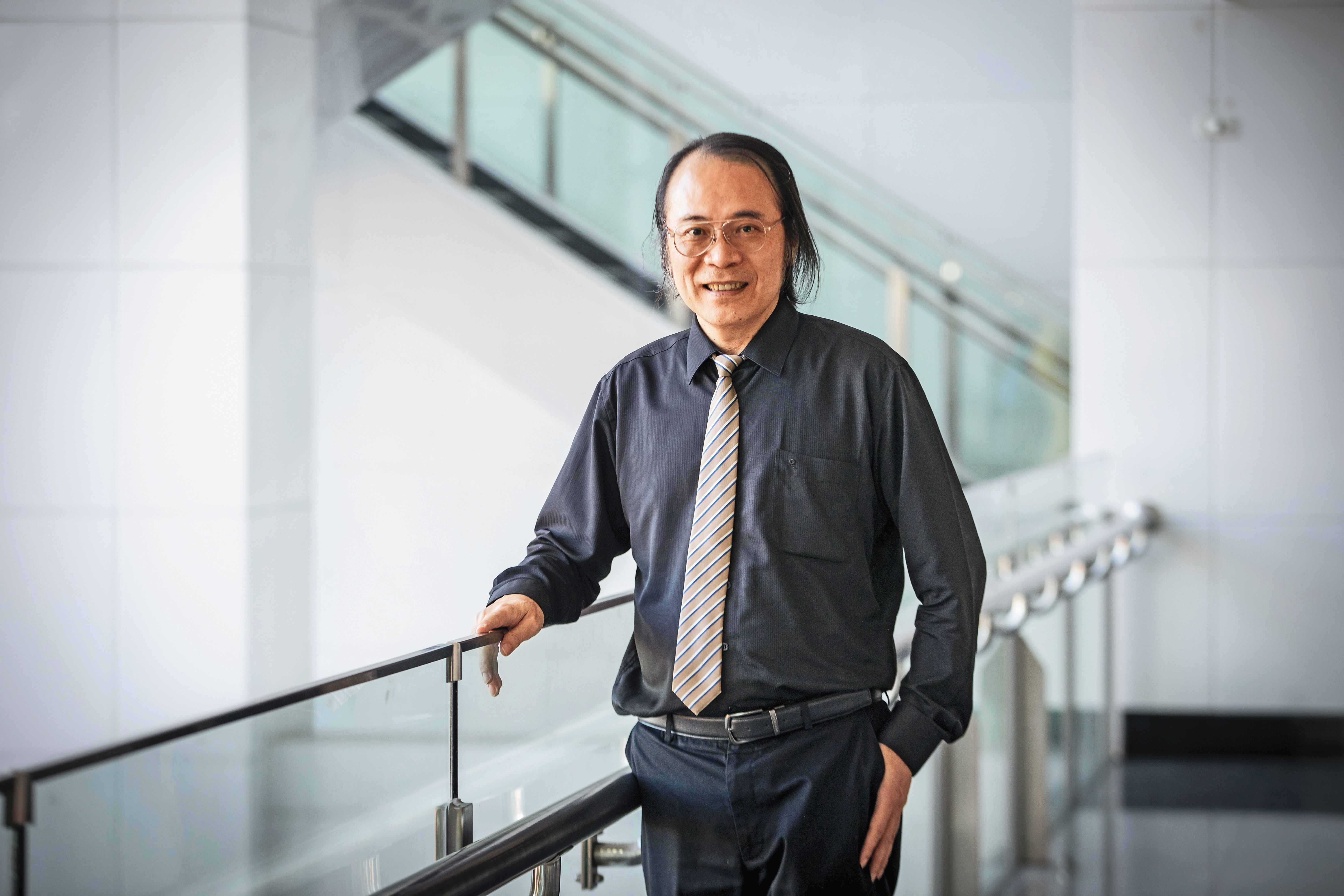 簡立峰常在演講時表示，少子化使台灣人才培育面臨「供給不足」困境；當每年出生人口只剩十幾萬，台灣的半導體產業很難維持世界第一。未來要救台灣，得靠二種人：「外國人與機器人。」圖為他日前出席實體演講後，抽空接受拍攝。